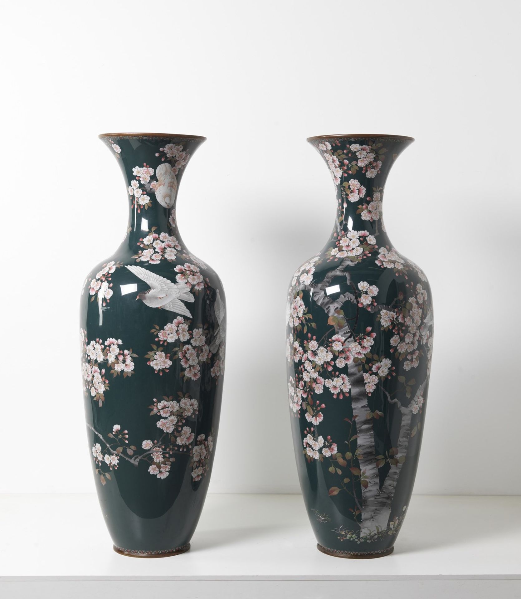 ARTE GIAPPONESE A pair of monumental cloisonnè vases Japan, Meiji/Taisho period, 19th-20th century - Image 3 of 5