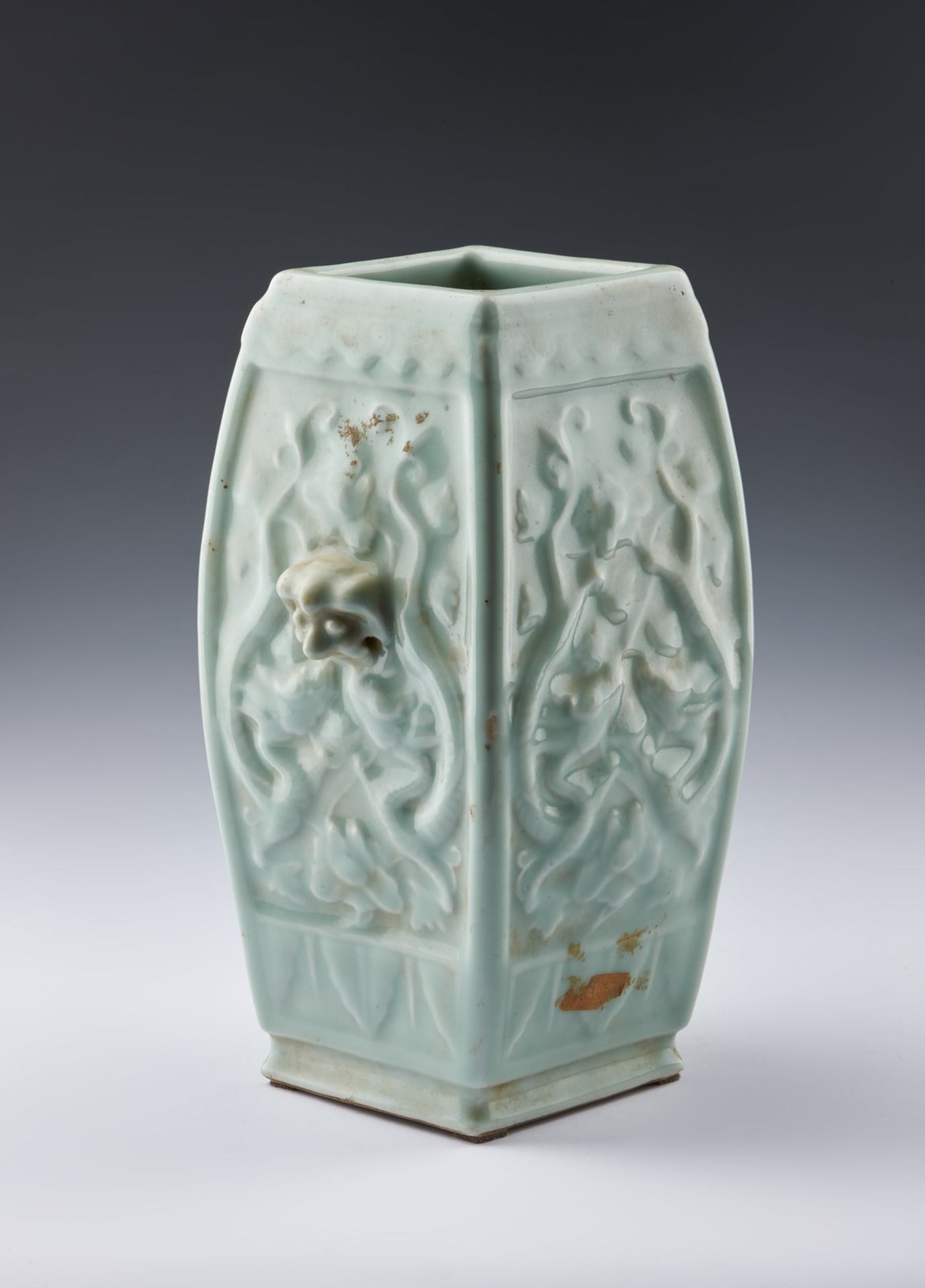 Arte Cinese A moulded celadon glazed vase bearing a Qianlong seal mark at the baseChina, Qing dynas - Bild 2 aus 4