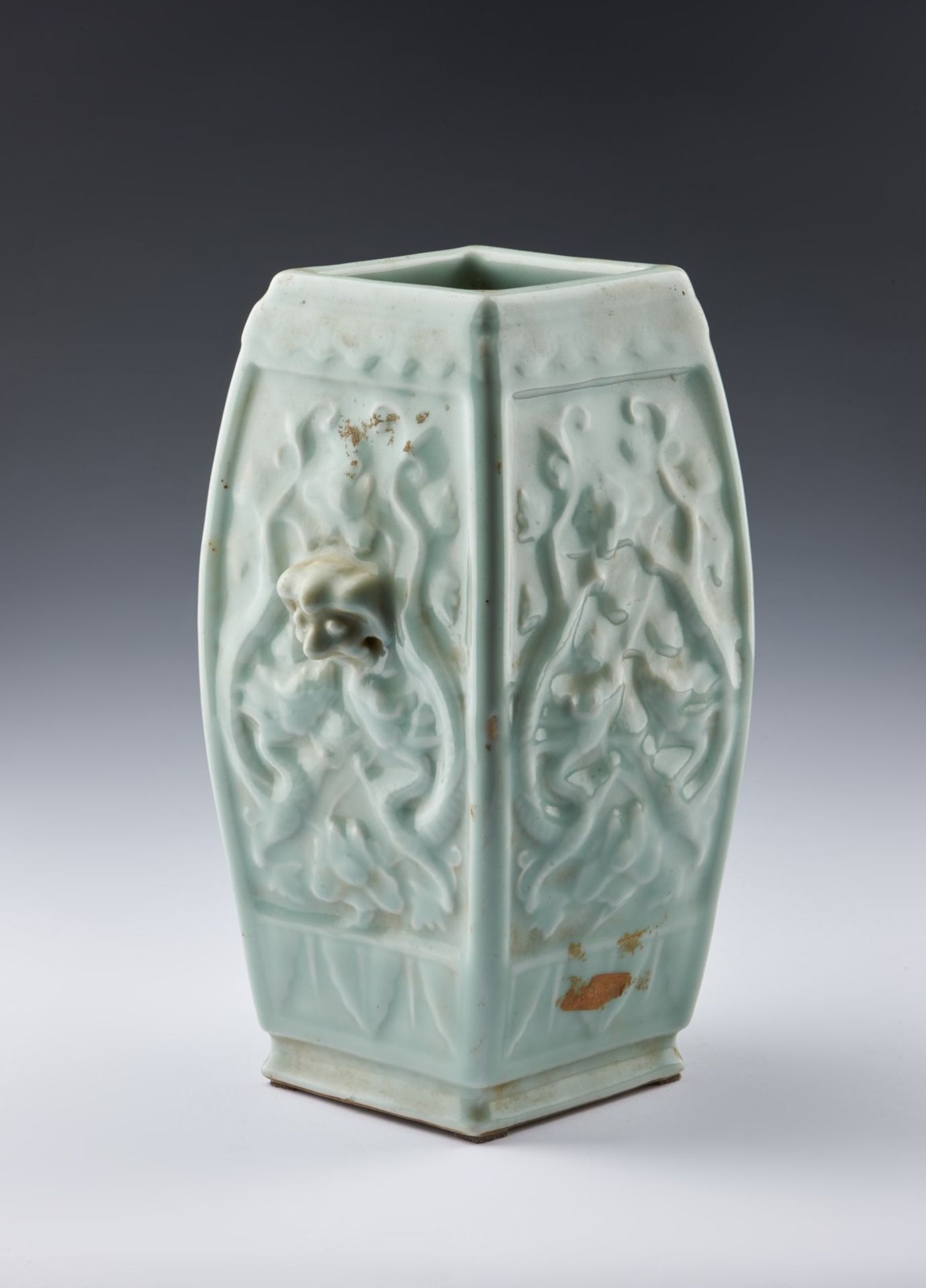 Arte Cinese A moulded celadon glazed vase bearing a Qianlong seal mark at the baseChina, Qing dynas - Image 2 of 4