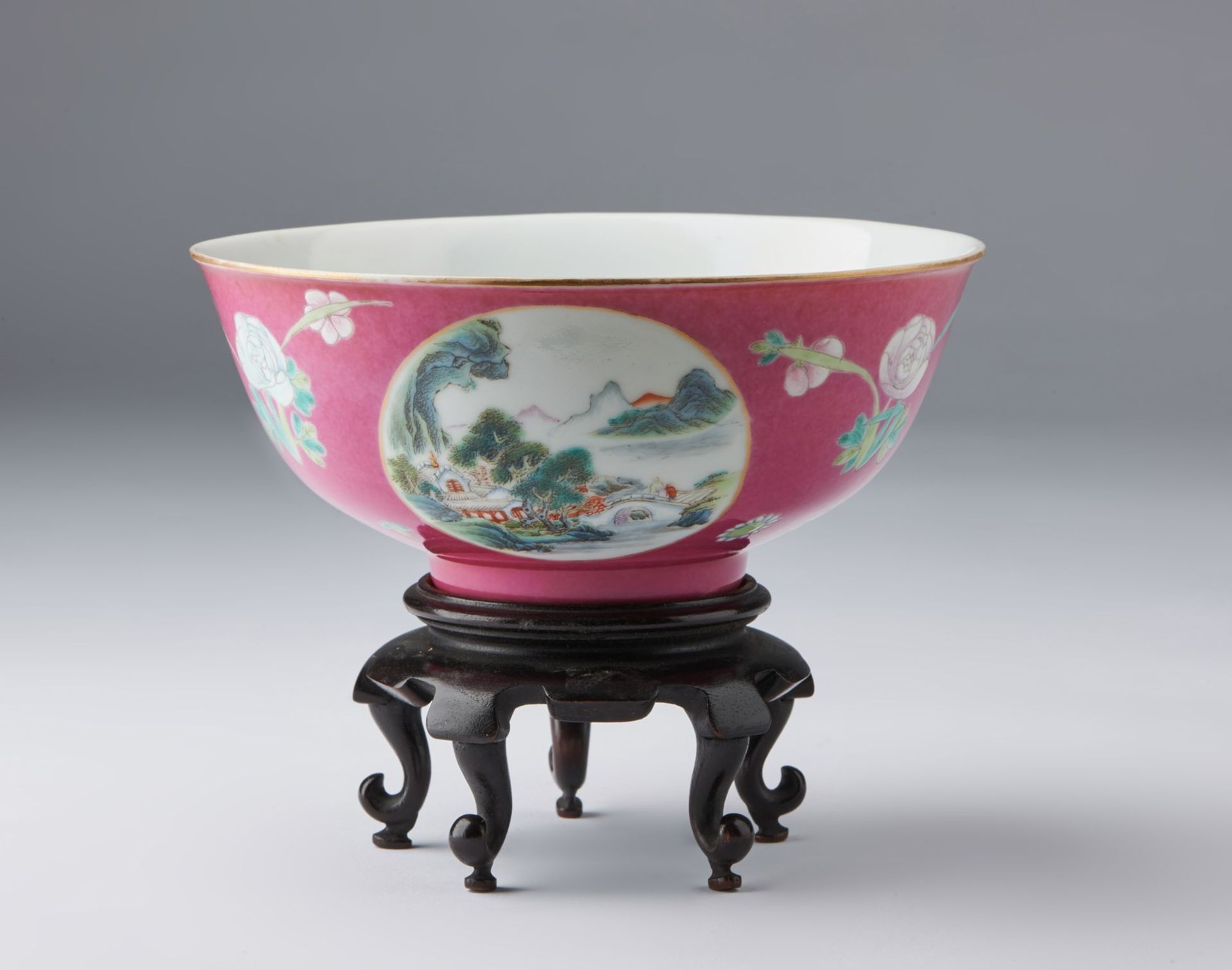 Arte Cinese A famille rose porcelain bowl painted with landscapes and bearing a Qianlong red mark a - Bild 3 aus 5