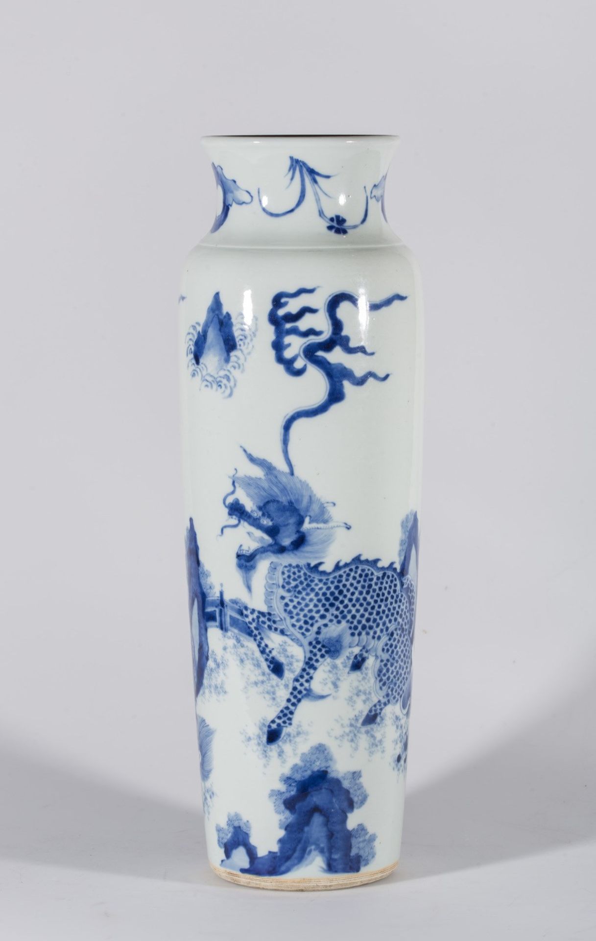 Arte Cinese A blue and white porcelain vase painted with pho dogChina, Transitional period, 17th ce