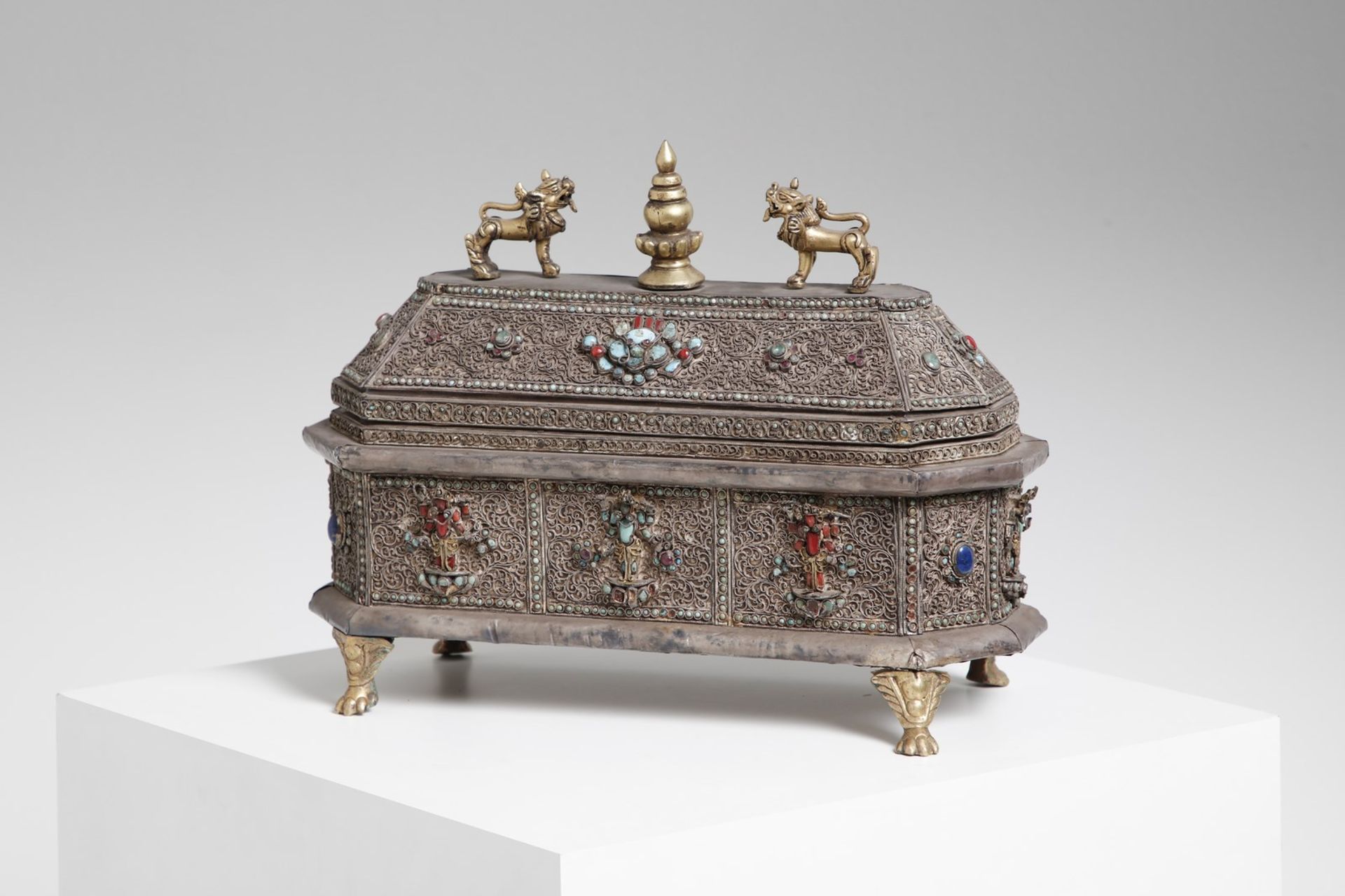 Arte Himalayana A silver box encrusted with hard stones Nepal, early 20th century . - Image 3 of 7