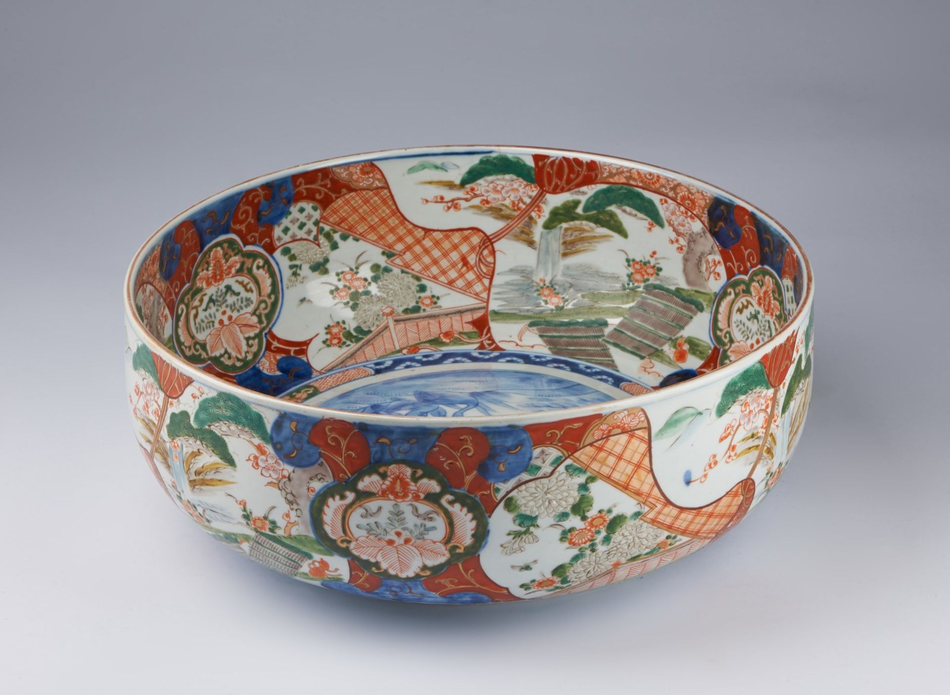 ARTE GIAPPONESE A large Imari porcelain basin Japan, 19th century .