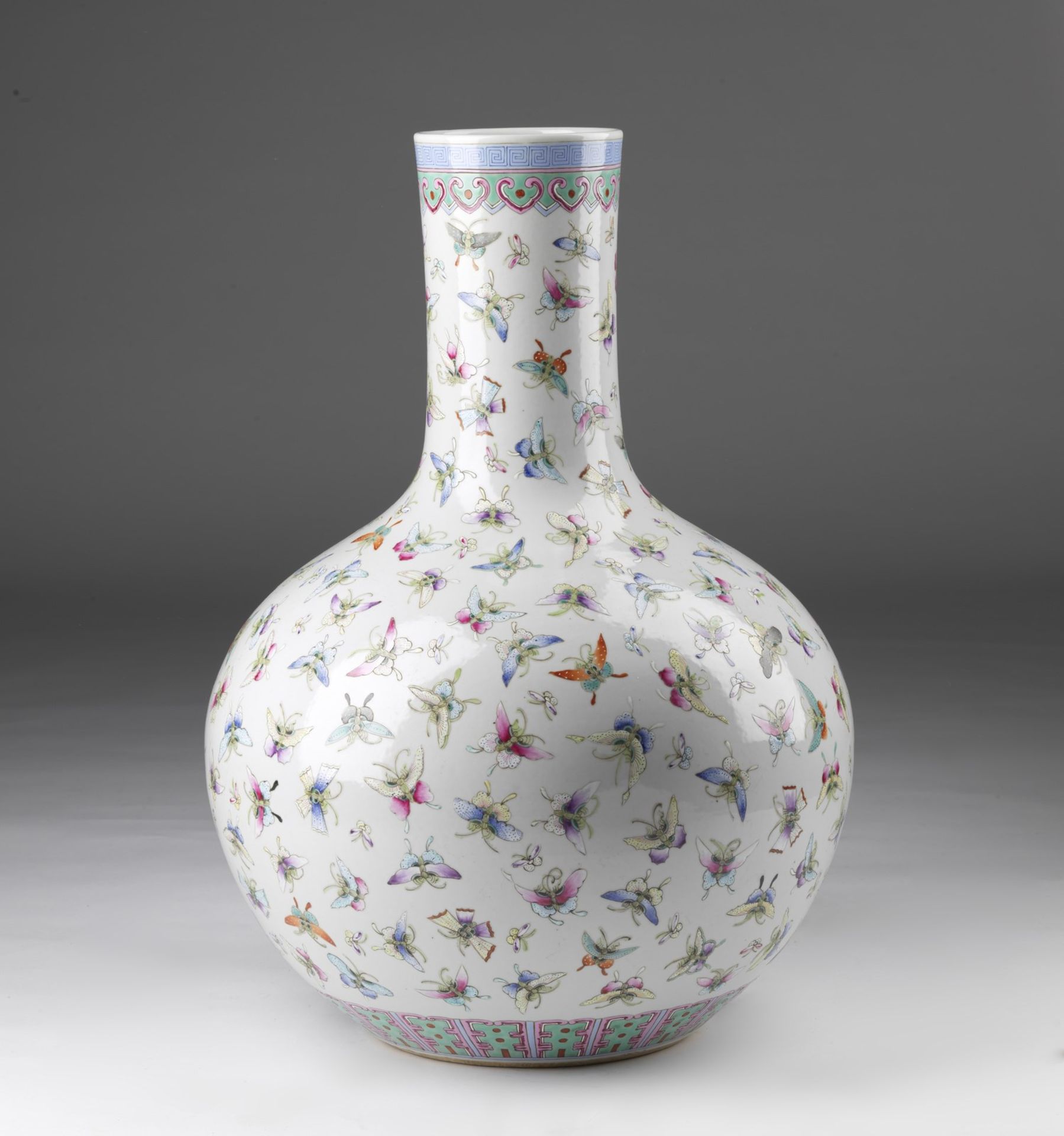 Arte Cinese A monumental tianchuping globular vase with butterflies China, Qing dynasty, 19th cent