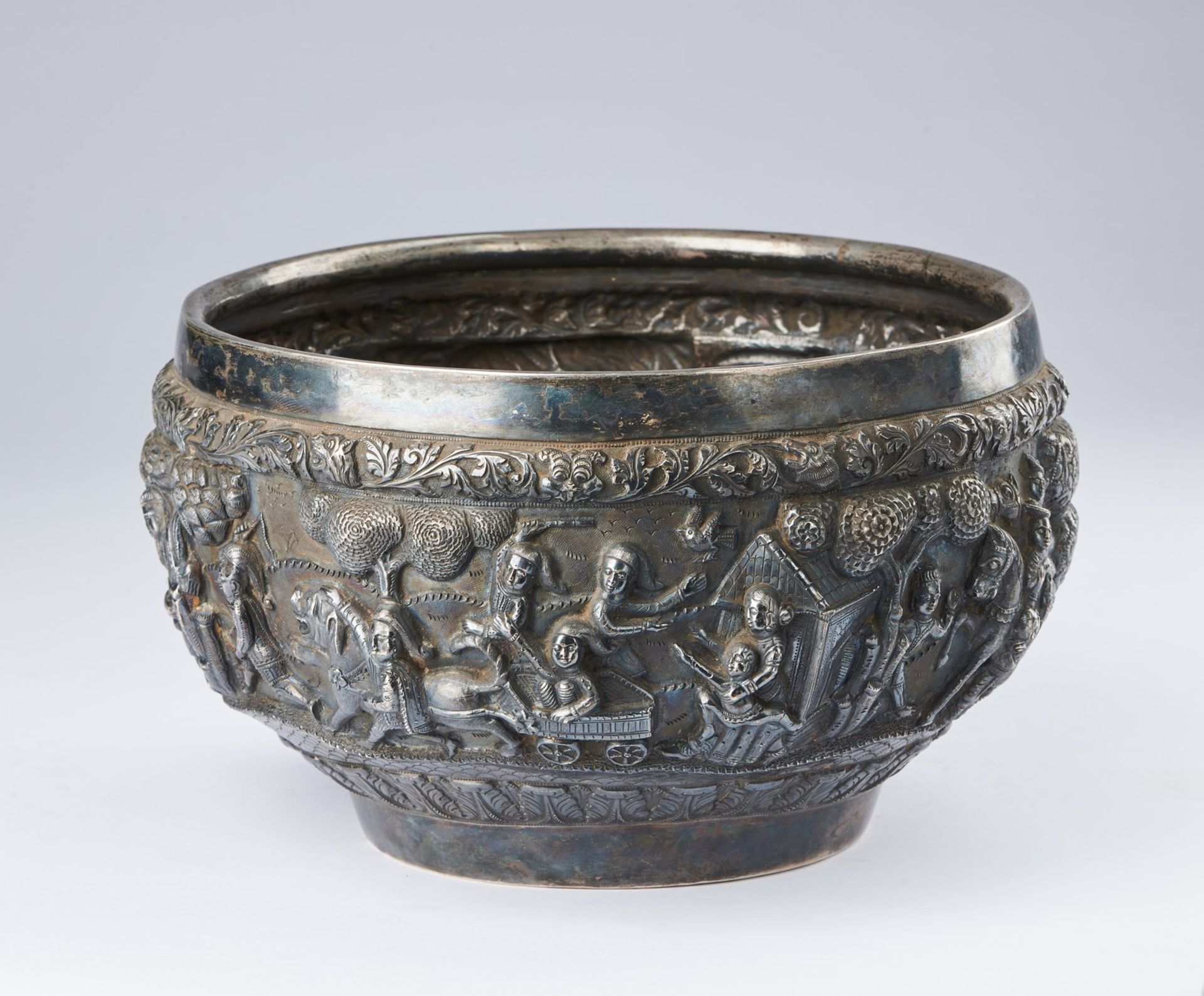 Arte Sud-Est Asiatico A large silver embossed basin decorated with battle scenes Burma, 19th centur - Image 2 of 5