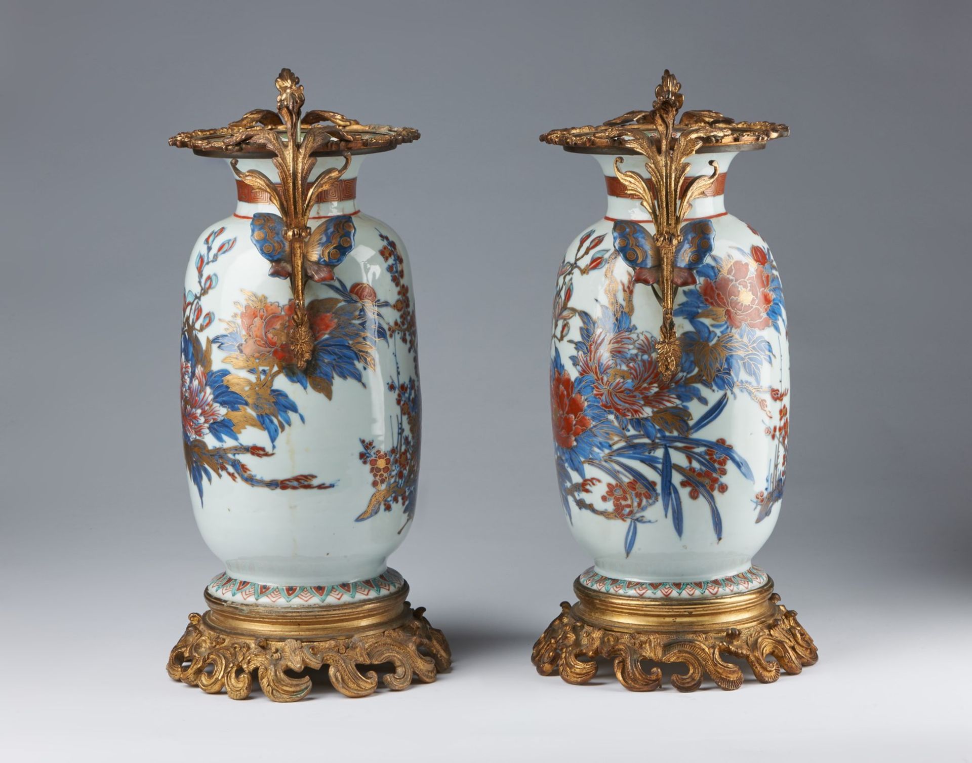 ARTE GIAPPONESE A pair of Imari pocelain vases with European bronze mount Japan, 18th-19th century - Bild 2 aus 4