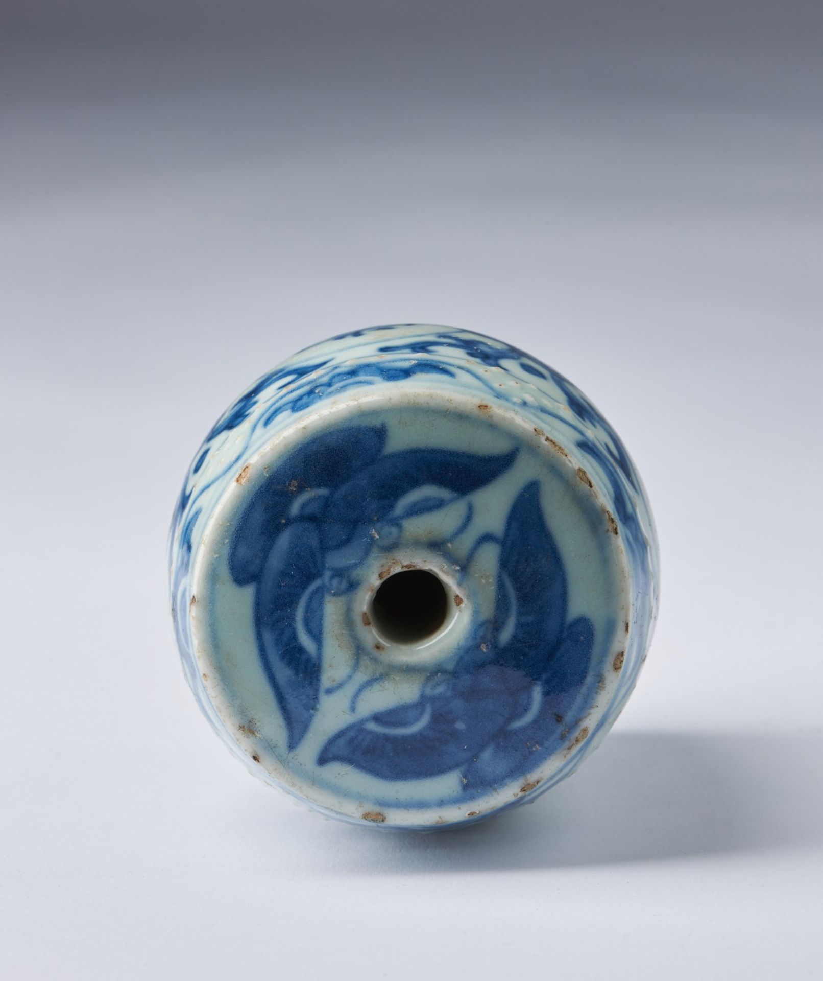 Arte Cinese A blue and white porcelain barrel shaped incense-stiks holder China, Qing dynasty, 17th - Bild 3 aus 4