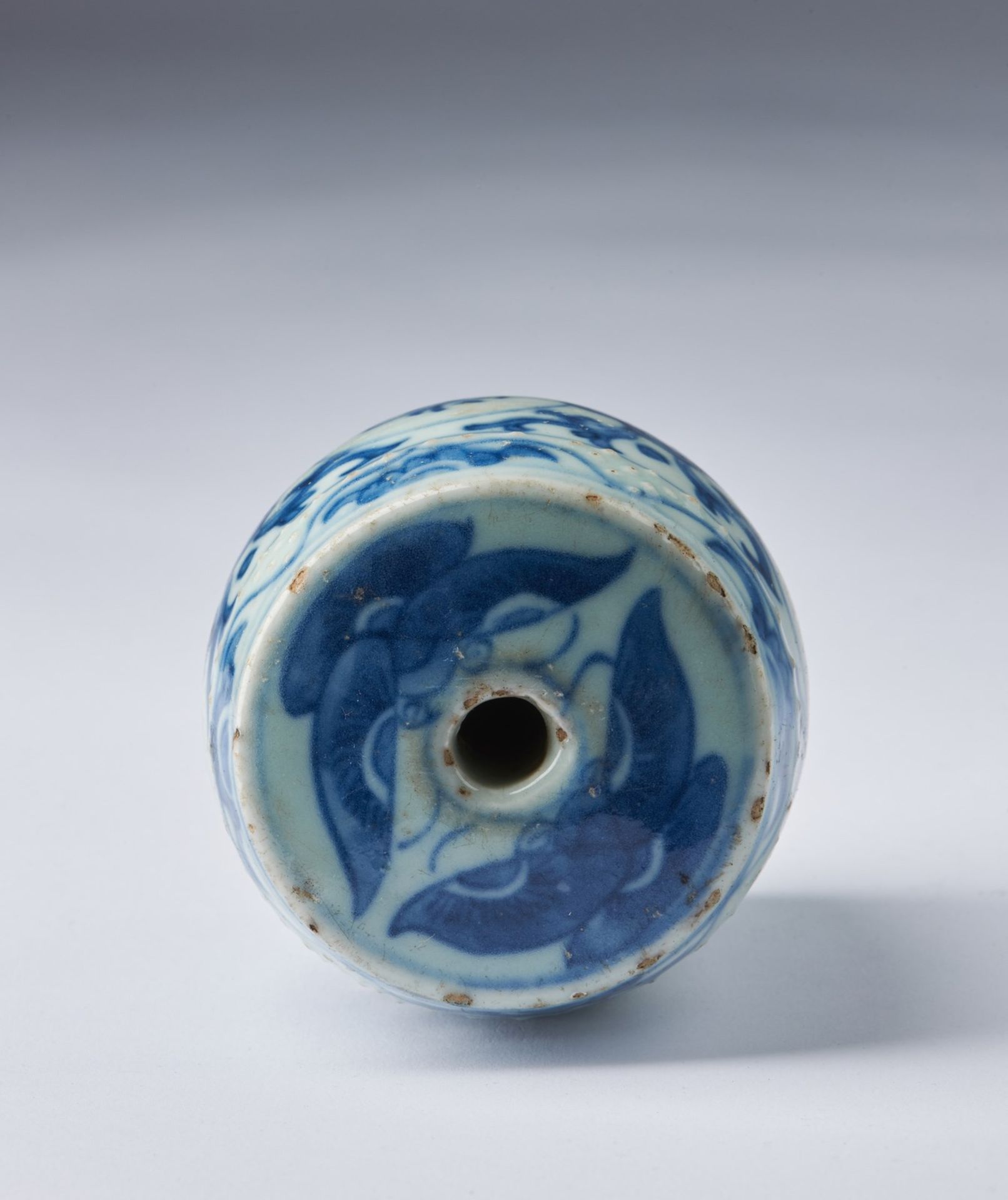 Arte Cinese A blue and white porcelain barrel shaped incense-stiks holder China, Qing dynasty, 17th - Image 3 of 4