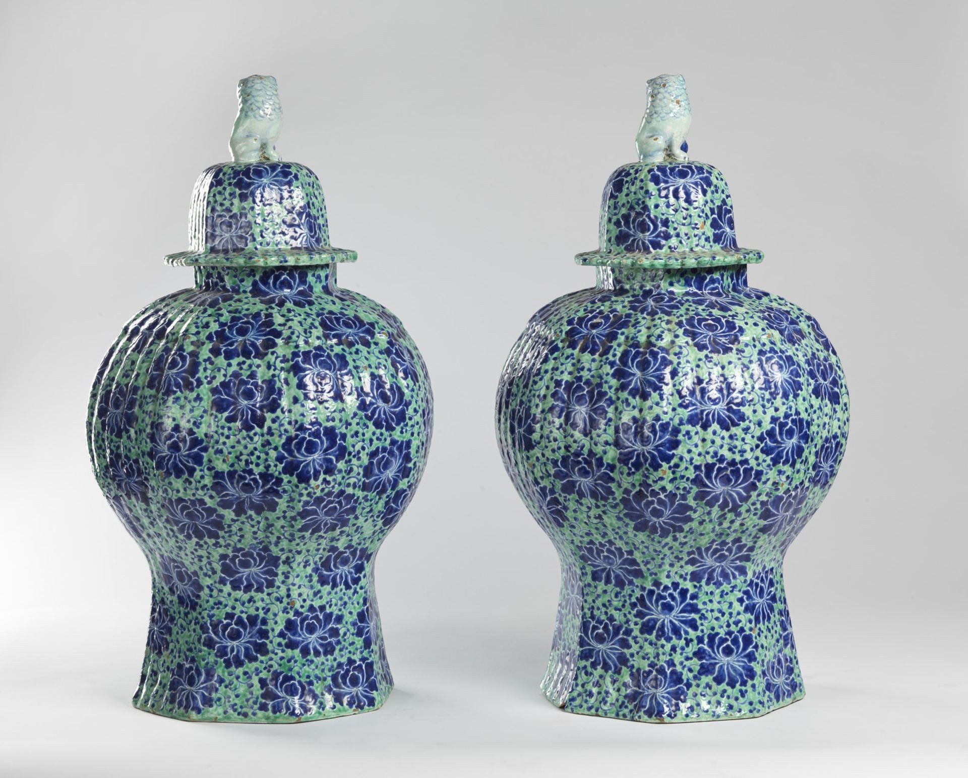 Arte Cinese A pair of large Chinoiserie pottery vases Europe, possibly Holland, 18th centuy . - Bild 2 aus 4
