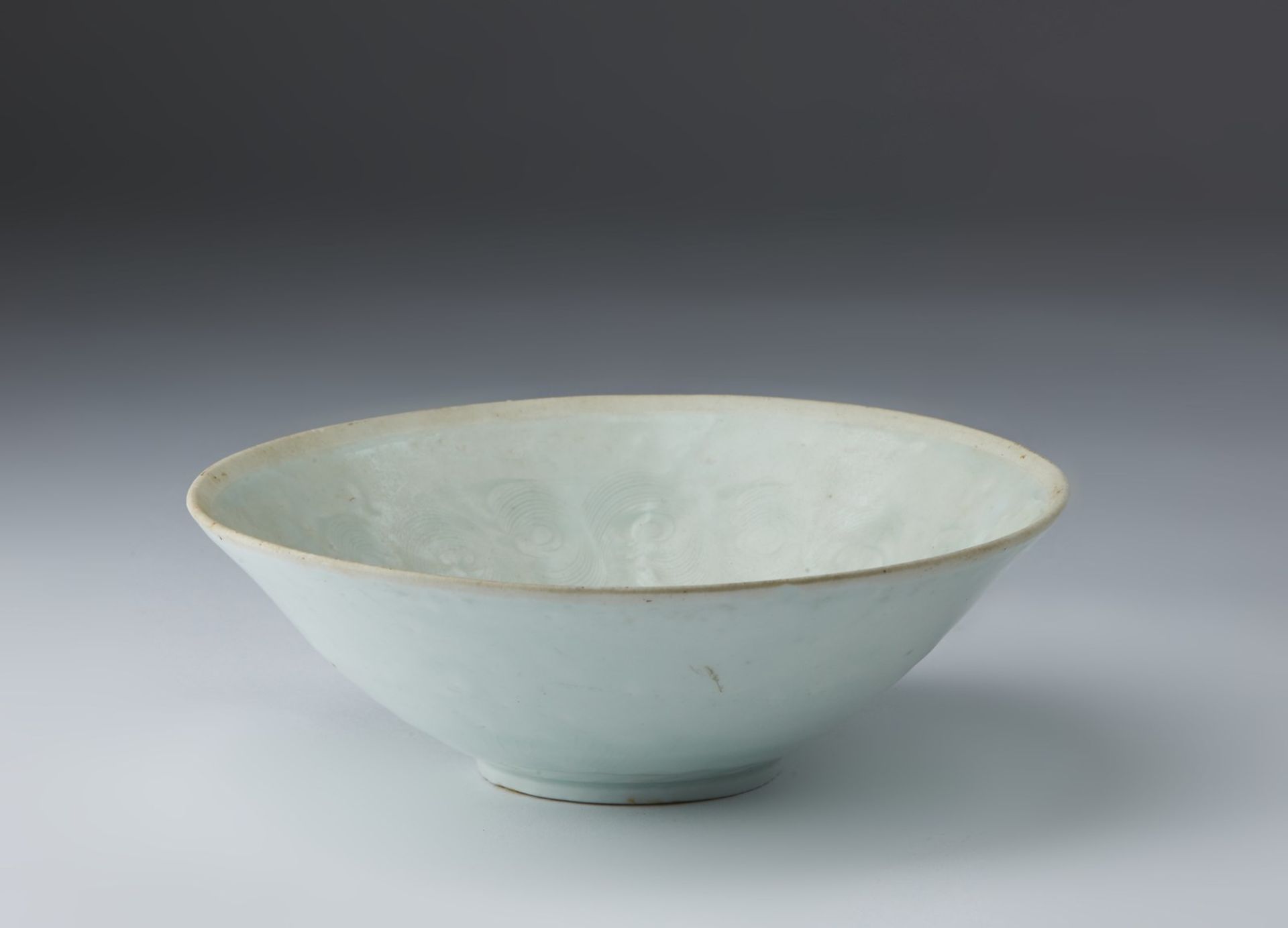 Arte Cinese A qingbai pottery bowl engraved with cloud motif China, Song dynasty . - Image 2 of 3