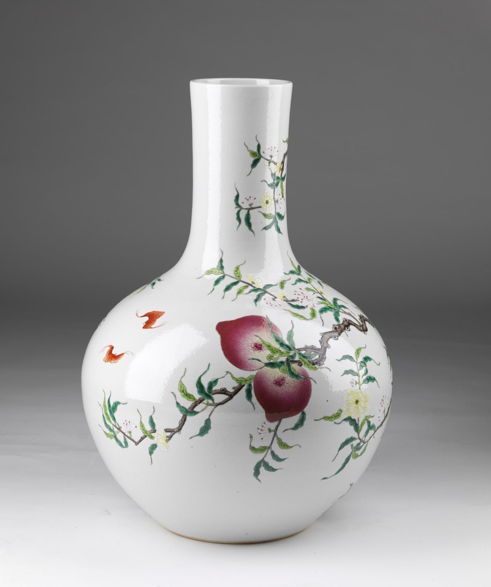 Arte Cinese A monumental tianqiuping vase in white porcelain decorated with peaches and flowers and - Image 3 of 4