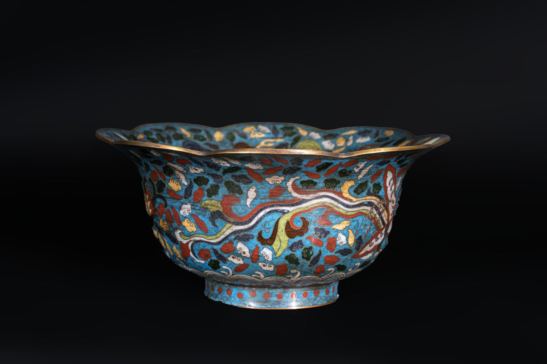 Arte Cinese A Ming style cloisonné bowl bearing a Qianlong four character mark at the base China, Q