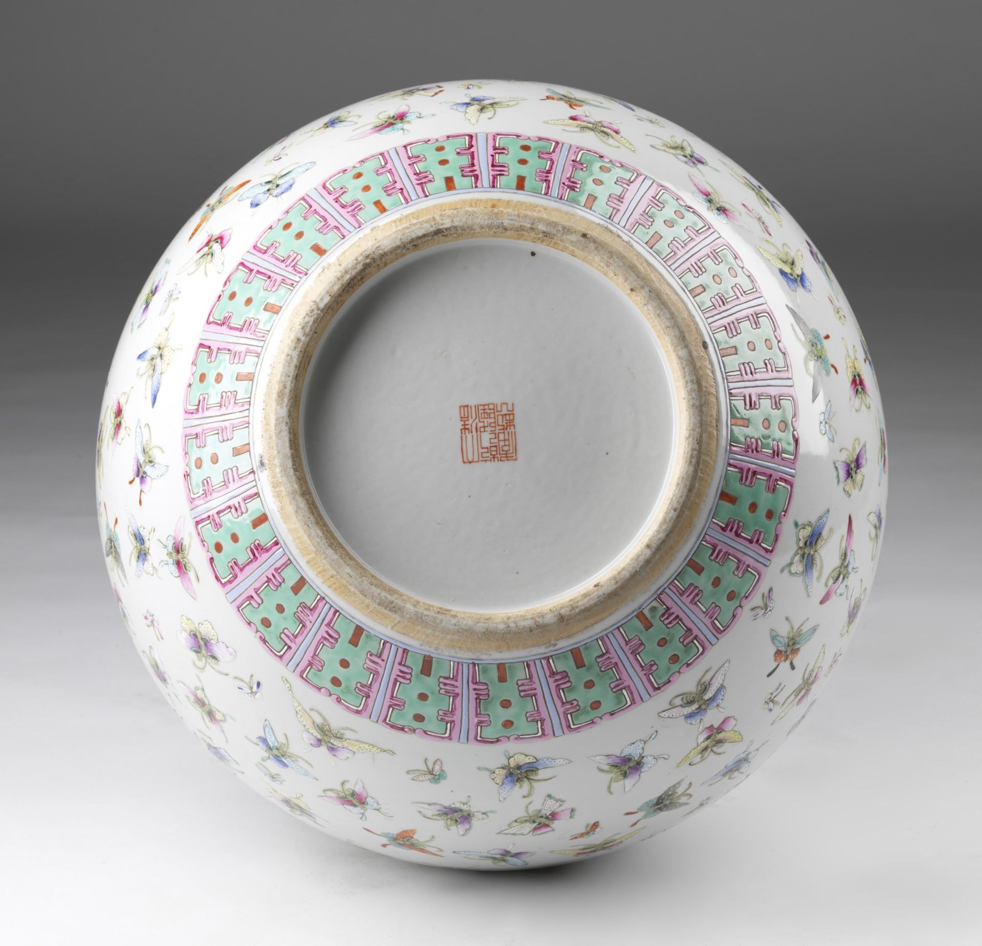 Arte Cinese A monumental tianchuping globular vase with butterflies China, Qing dynasty, 19th cent - Image 3 of 3