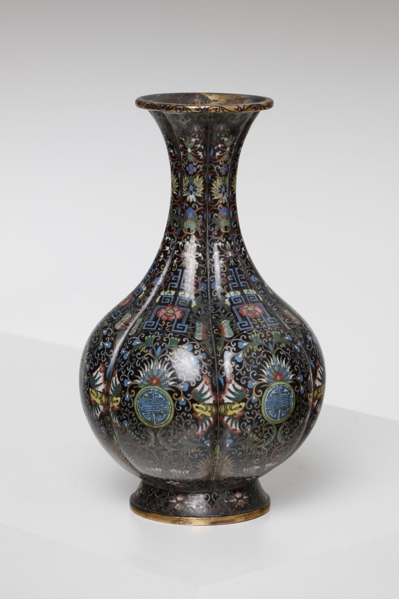 Arte Cinese A fluted cloisonnè vase decorated with chrysanthemumChina, 19th century .