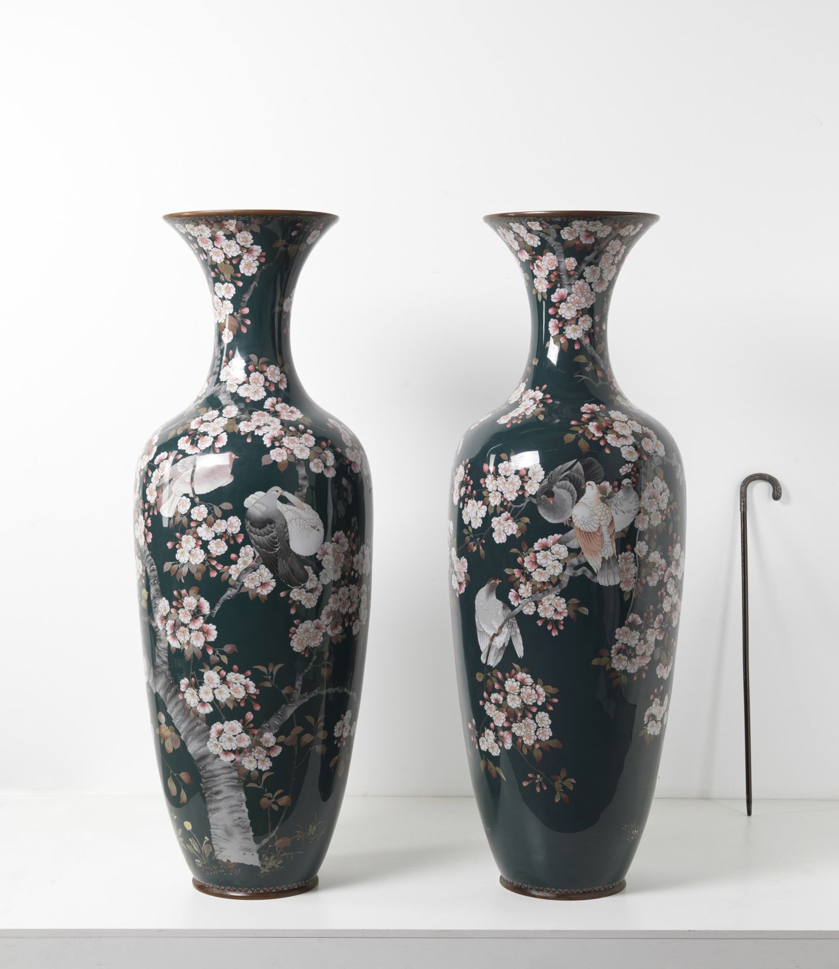 ARTE GIAPPONESE A pair of monumental cloisonnè vases Japan, Meiji/Taisho period, 19th-20th century