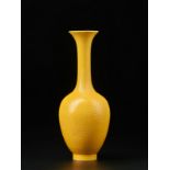 Arte Cinese A yellow glazed porcelain vase bearing a four character mark at the base China, 20th ce