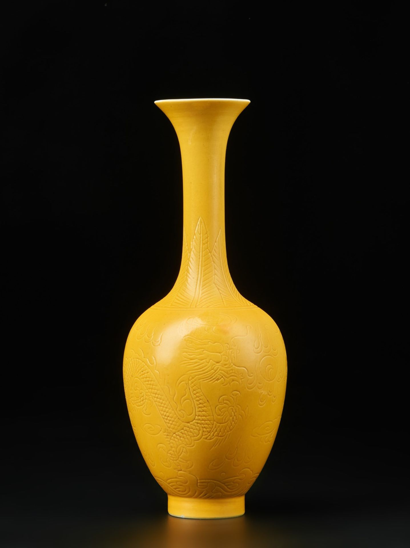 Arte Cinese A yellow glazed porcelain vase bearing a four character mark at the base China, 20th ce