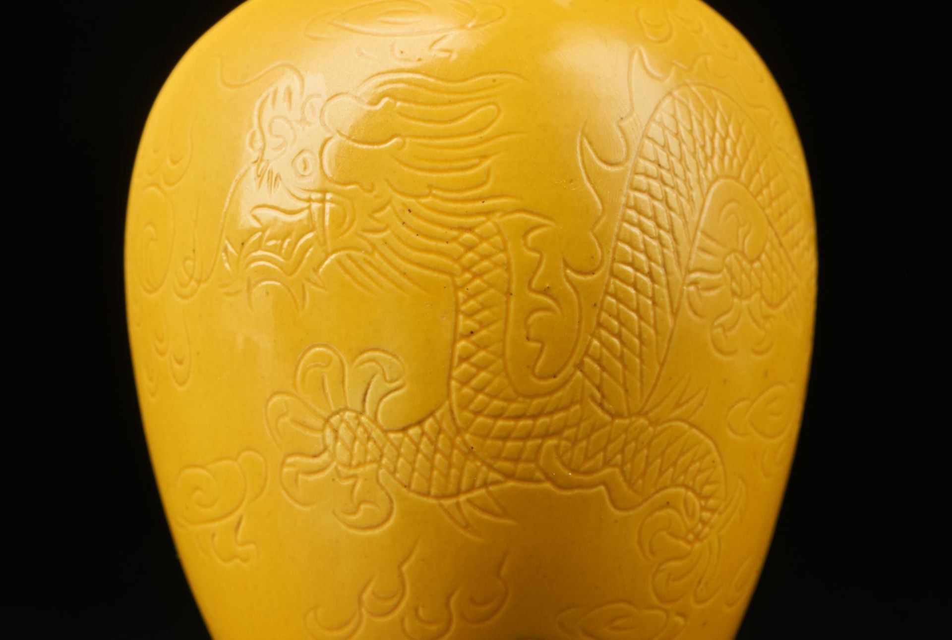 Arte Cinese A yellow glazed porcelain vase bearing a four character mark at the base China, 20th ce - Bild 3 aus 4