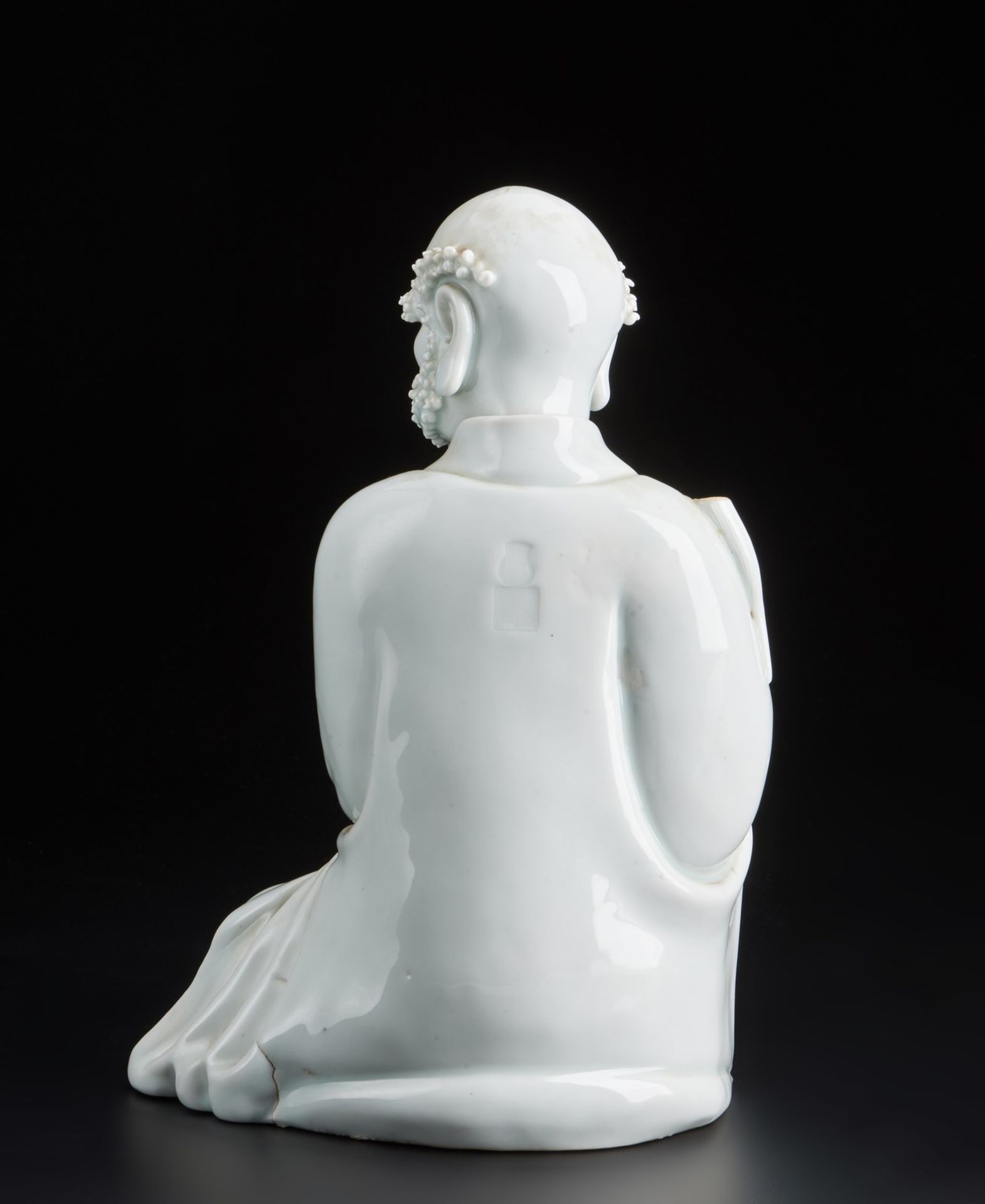 Arte Cinese A Blanc de Chine porcelain figure of a seated LohanChina, 19th century . - Image 4 of 5