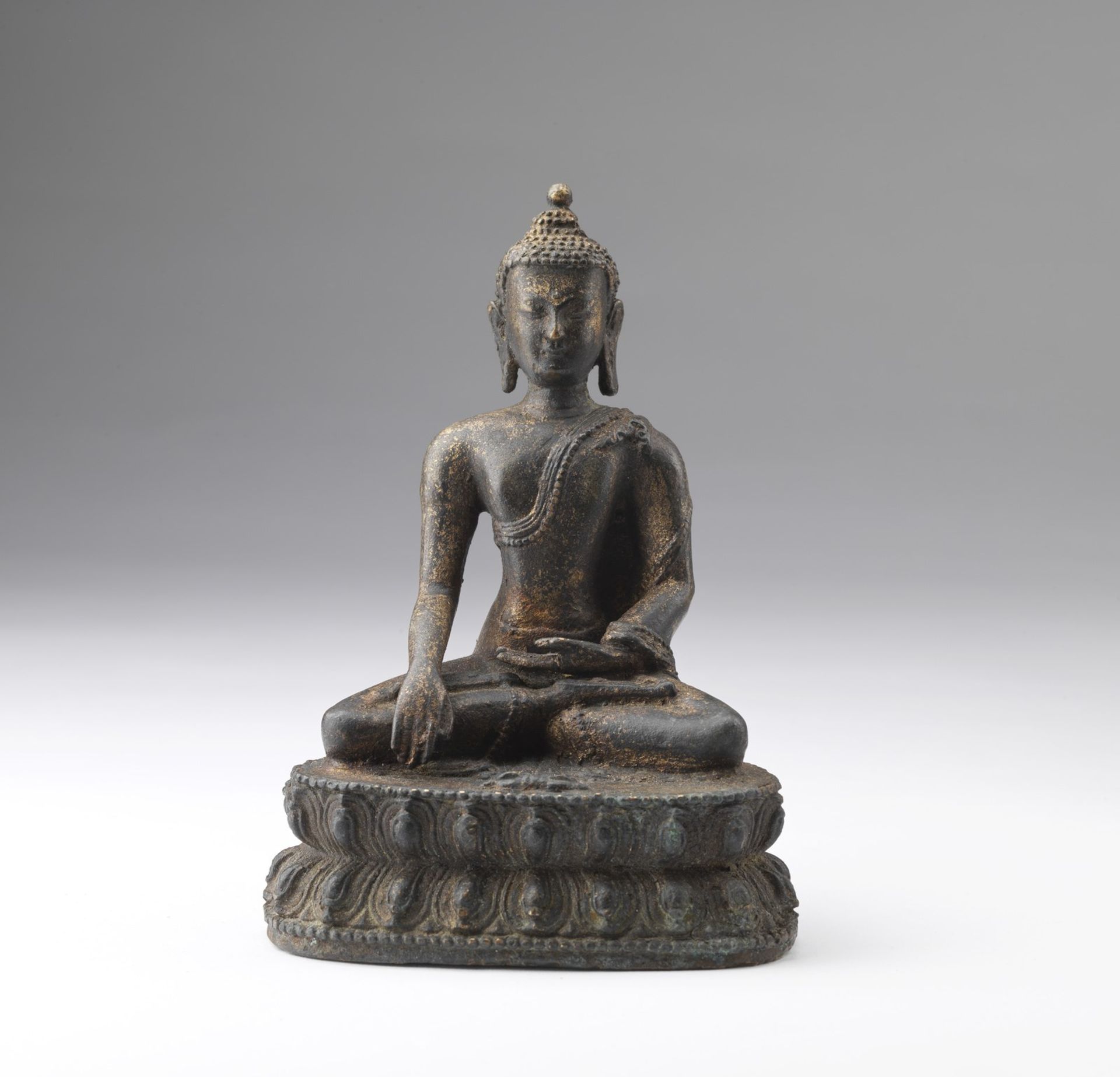 Arte Cinese A bronze figure of Buddha China, Qing dynasty, 18th century (?) .