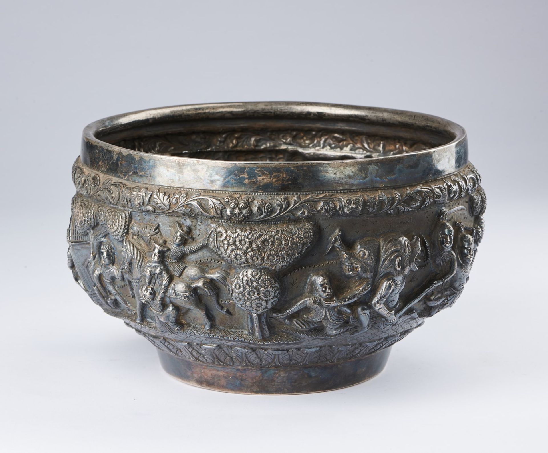 Arte Sud-Est Asiatico A large silver embossed basin decorated with battle scenes Burma, 19th centur - Image 3 of 5