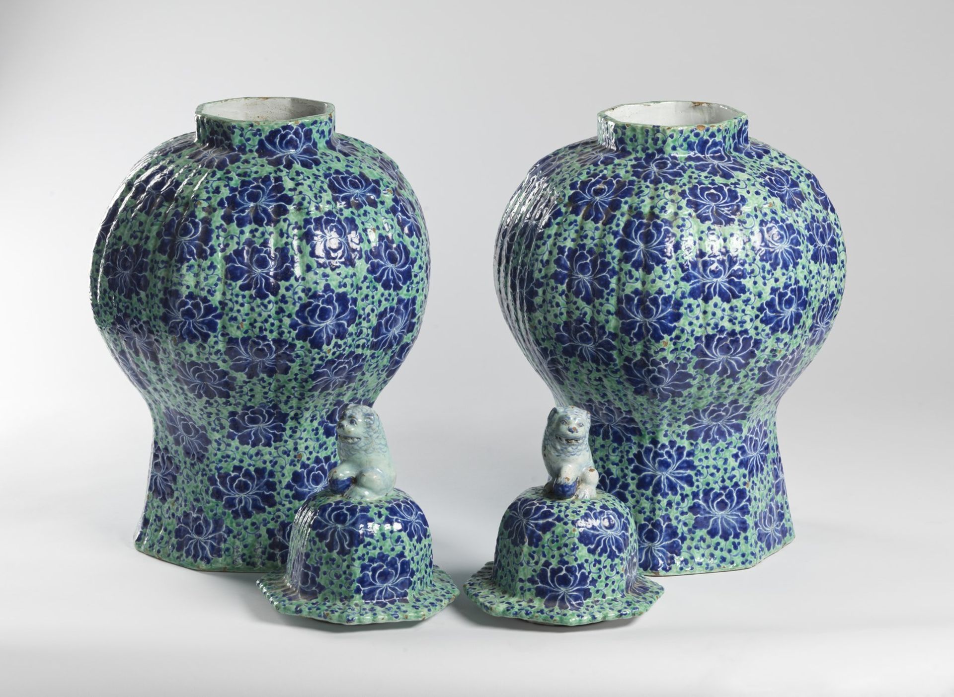 Arte Cinese A pair of large Chinoiserie pottery vases Europe, possibly Holland, 18th centuy . - Bild 3 aus 4