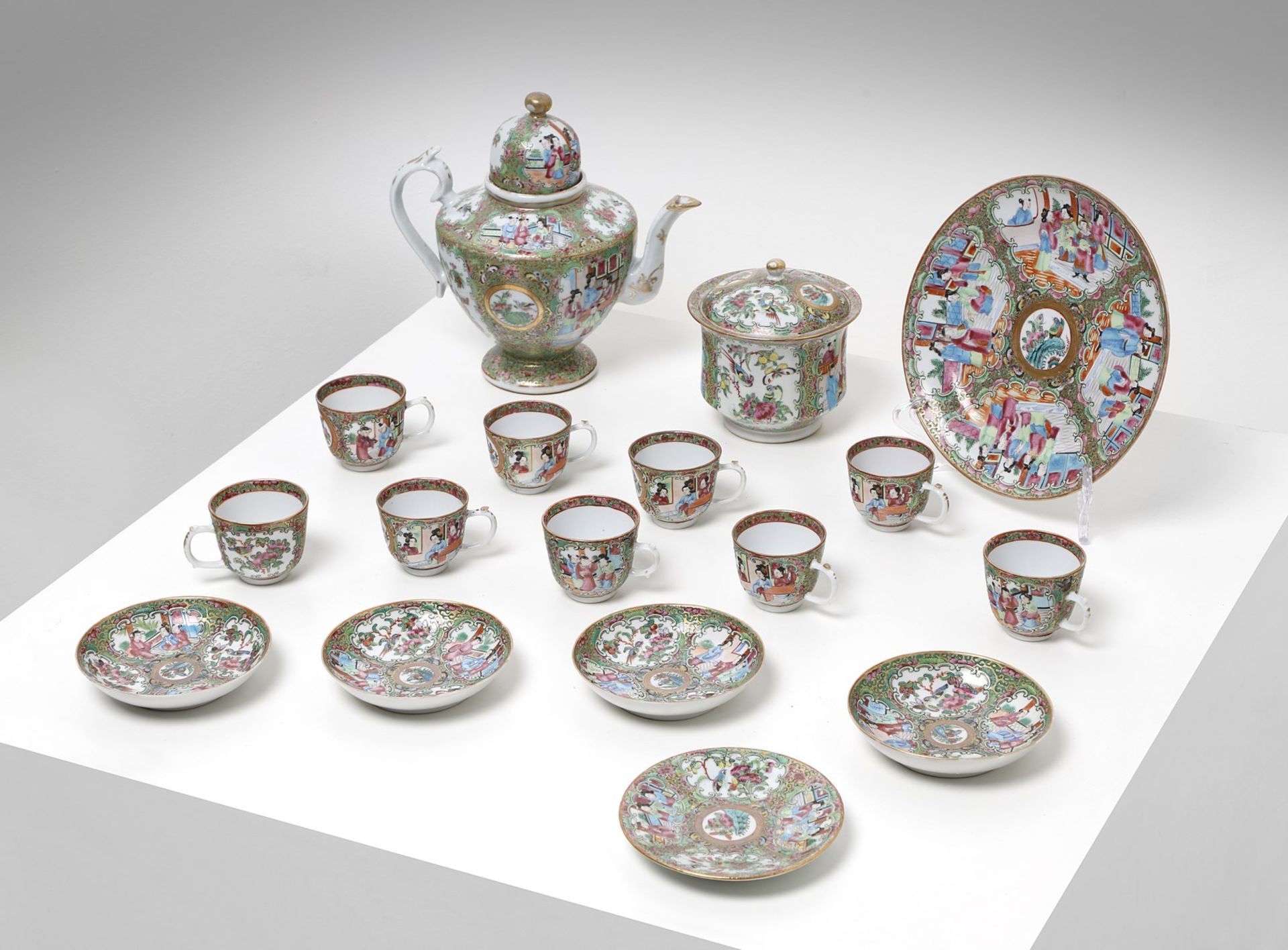 Arte Cinese A Canton porcelain tea set China, Qing dynasty, 19th century .