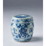 Arte Cinese A blue and white porcelain barrel shaped incense-stiks holder China, Qing dynasty, 17th