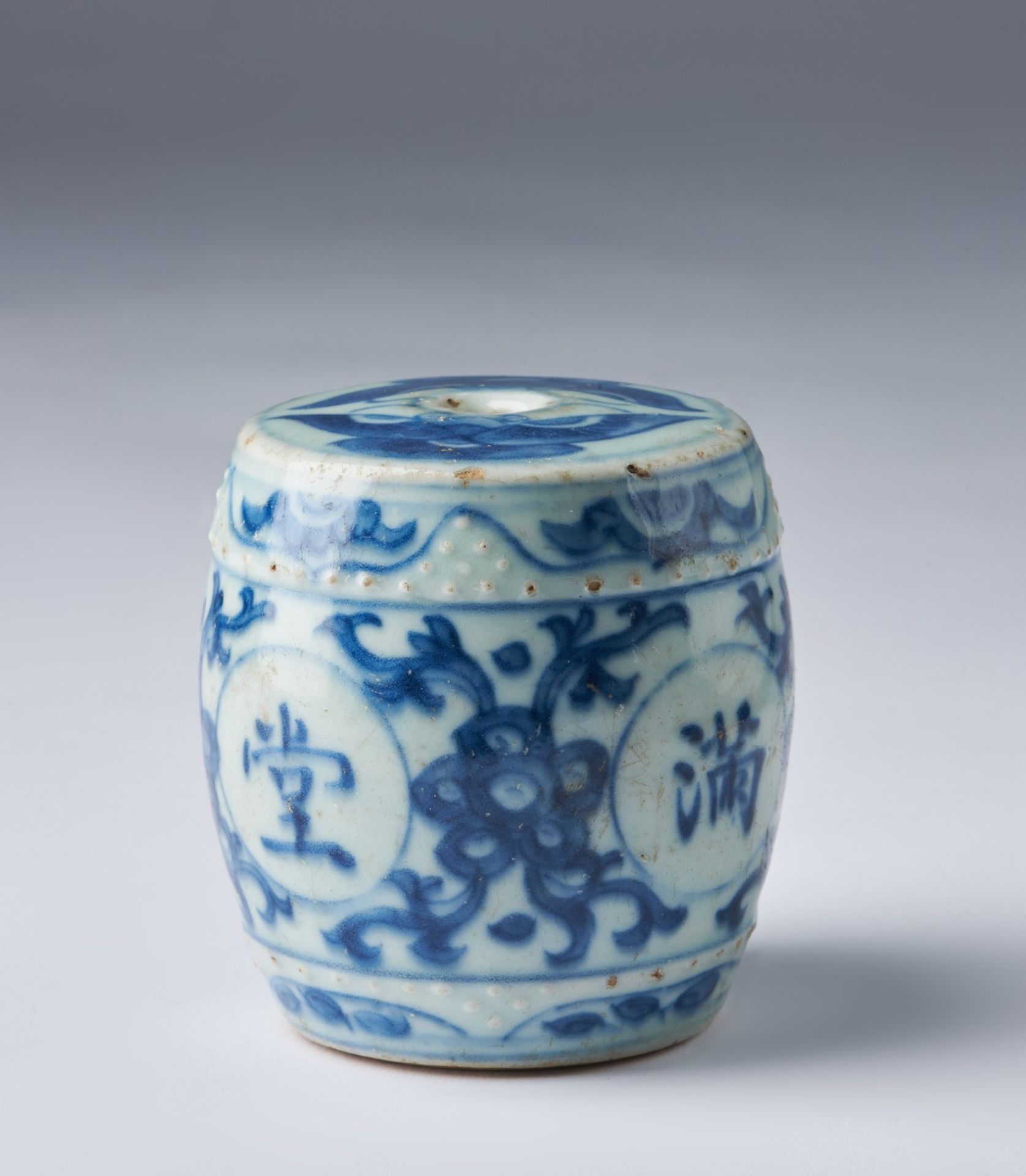 Arte Cinese A blue and white porcelain barrel shaped incense-stiks holder China, Qing dynasty, 17th
