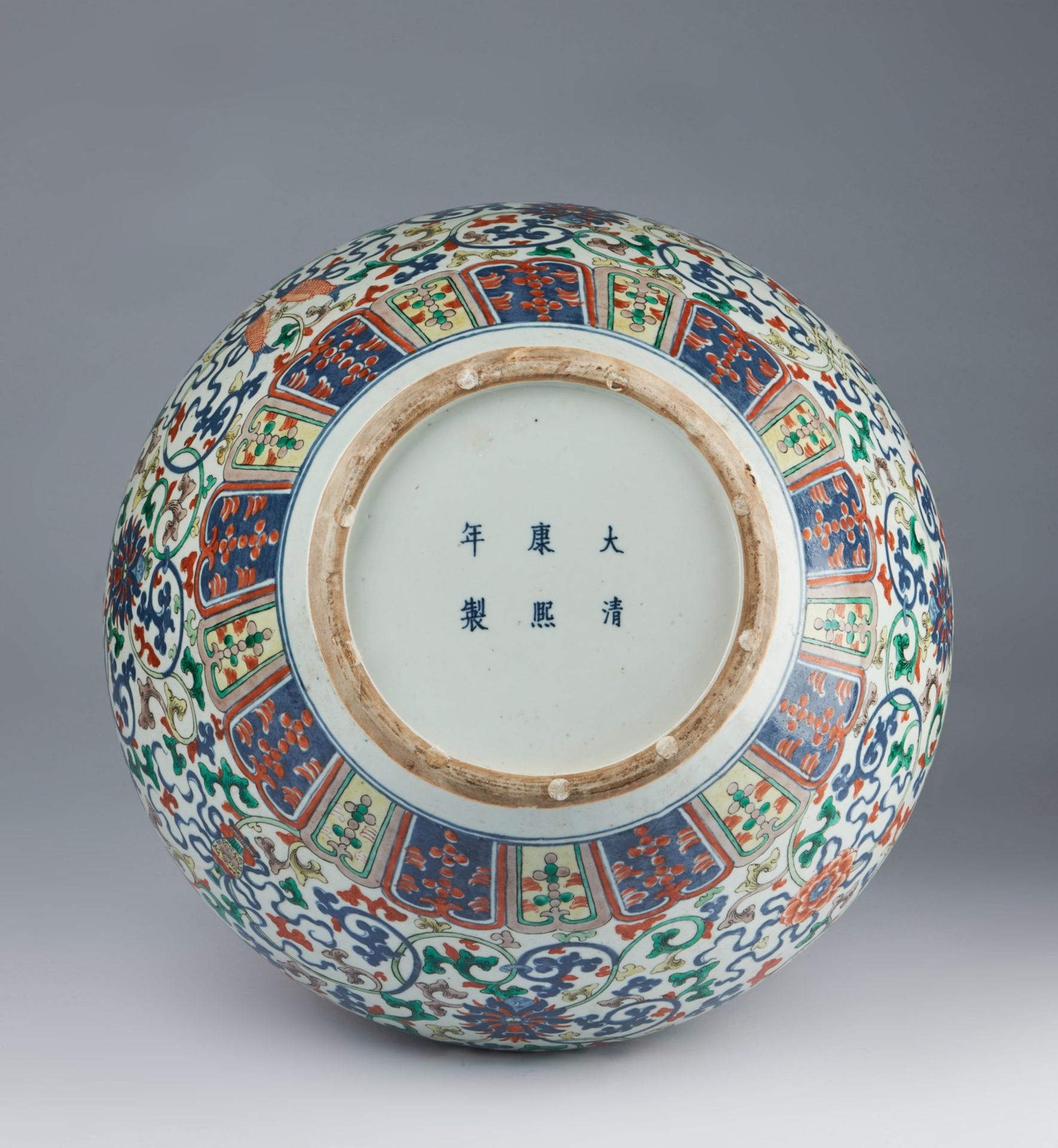 Arte Cinese A large tianchuping wucai porcelain vase bearing a Kangxi six character mark at the bas - Image 3 of 3