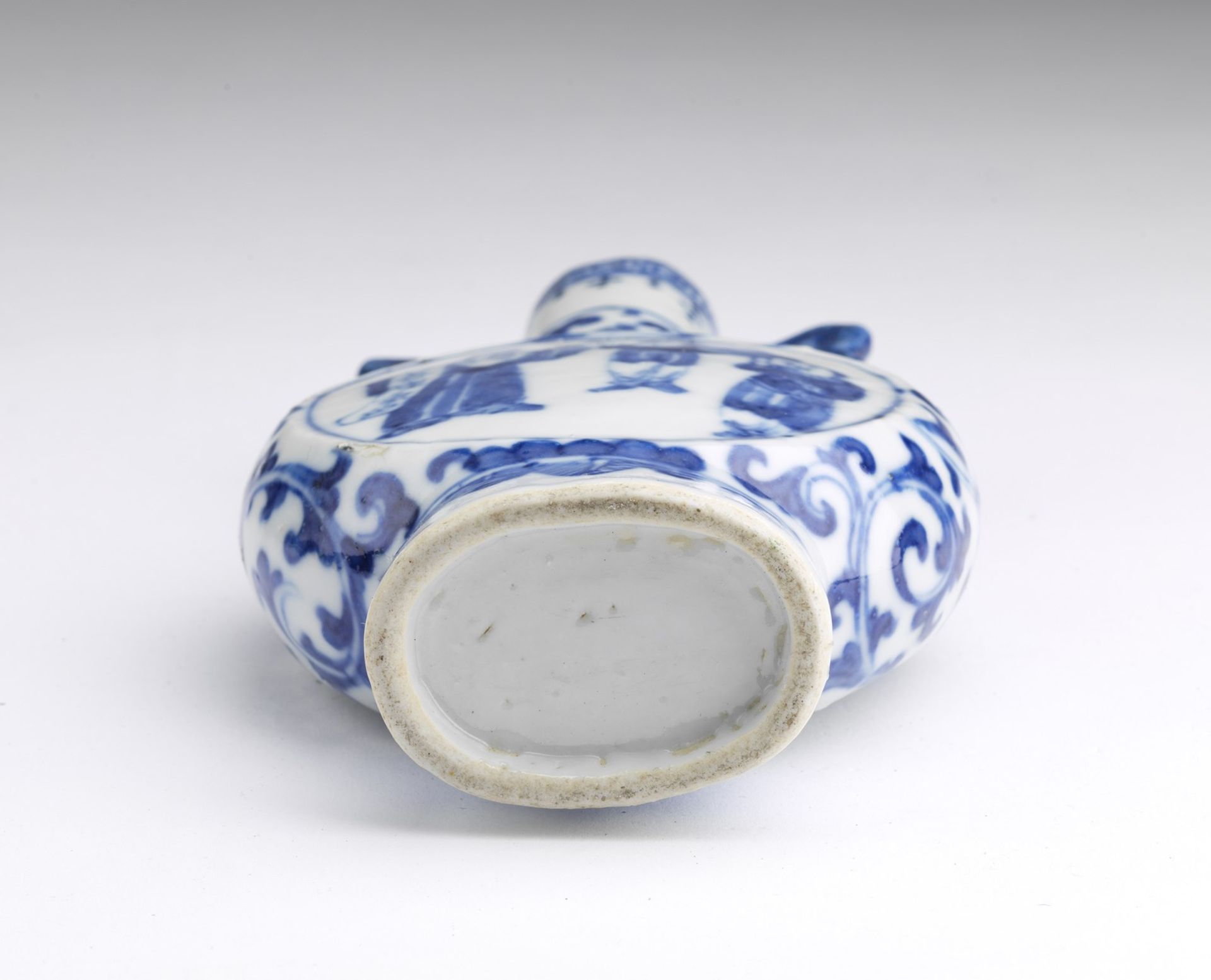 Arte Cinese A blue and white porcelain flask painted with players China, 19th century . - Image 4 of 4