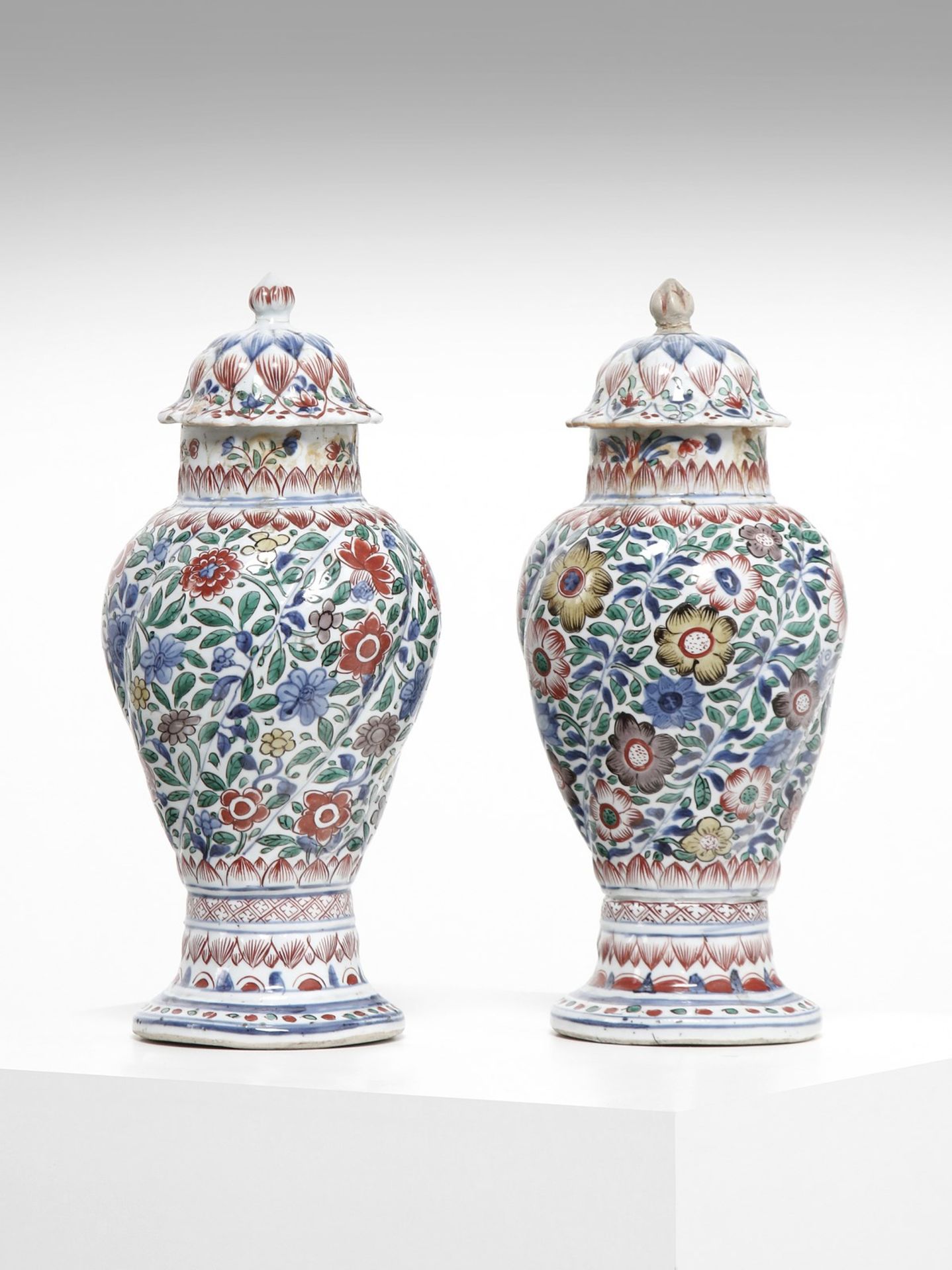 Arte Cinese A pair of porcelain wucai twisted vases China, Transitional period, 16th century .
