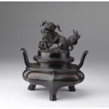 Arte Cinese A tripod bronze censer China, Qing dynasty, 19th century .
