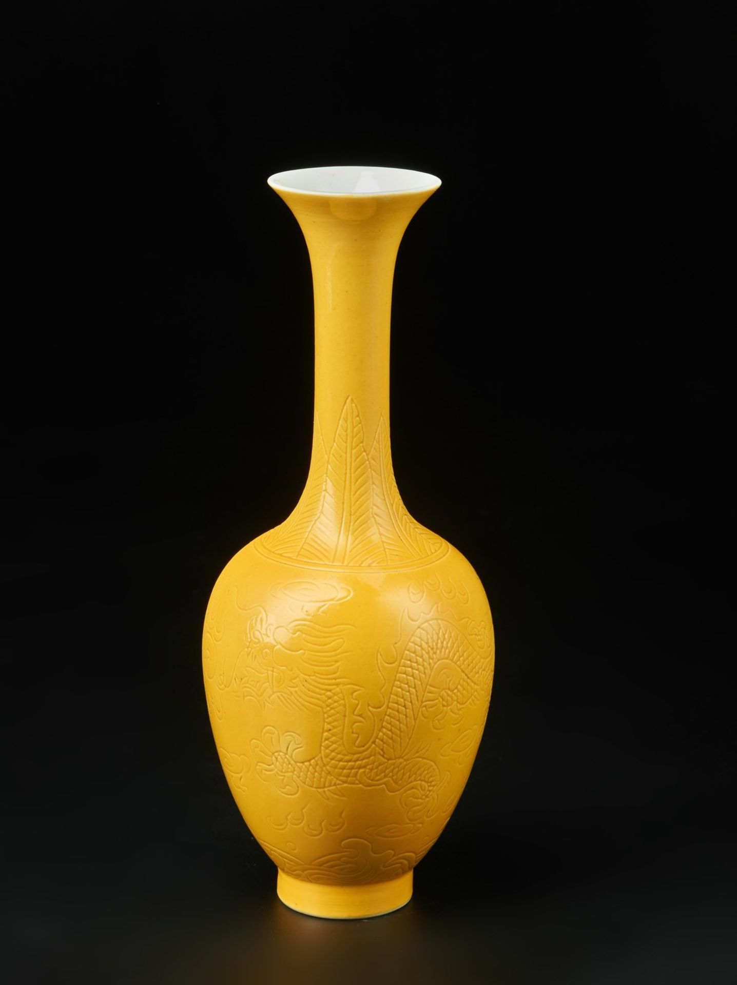 Arte Cinese A yellow glazed porcelain vase bearing a four character mark at the base China, 20th ce - Image 2 of 4