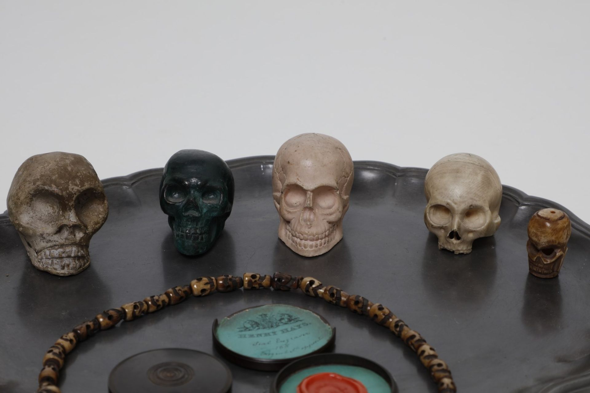 Wunderkammer Tray with small memento mori skulls and other objectsEurope. - Bild 3 aus 3