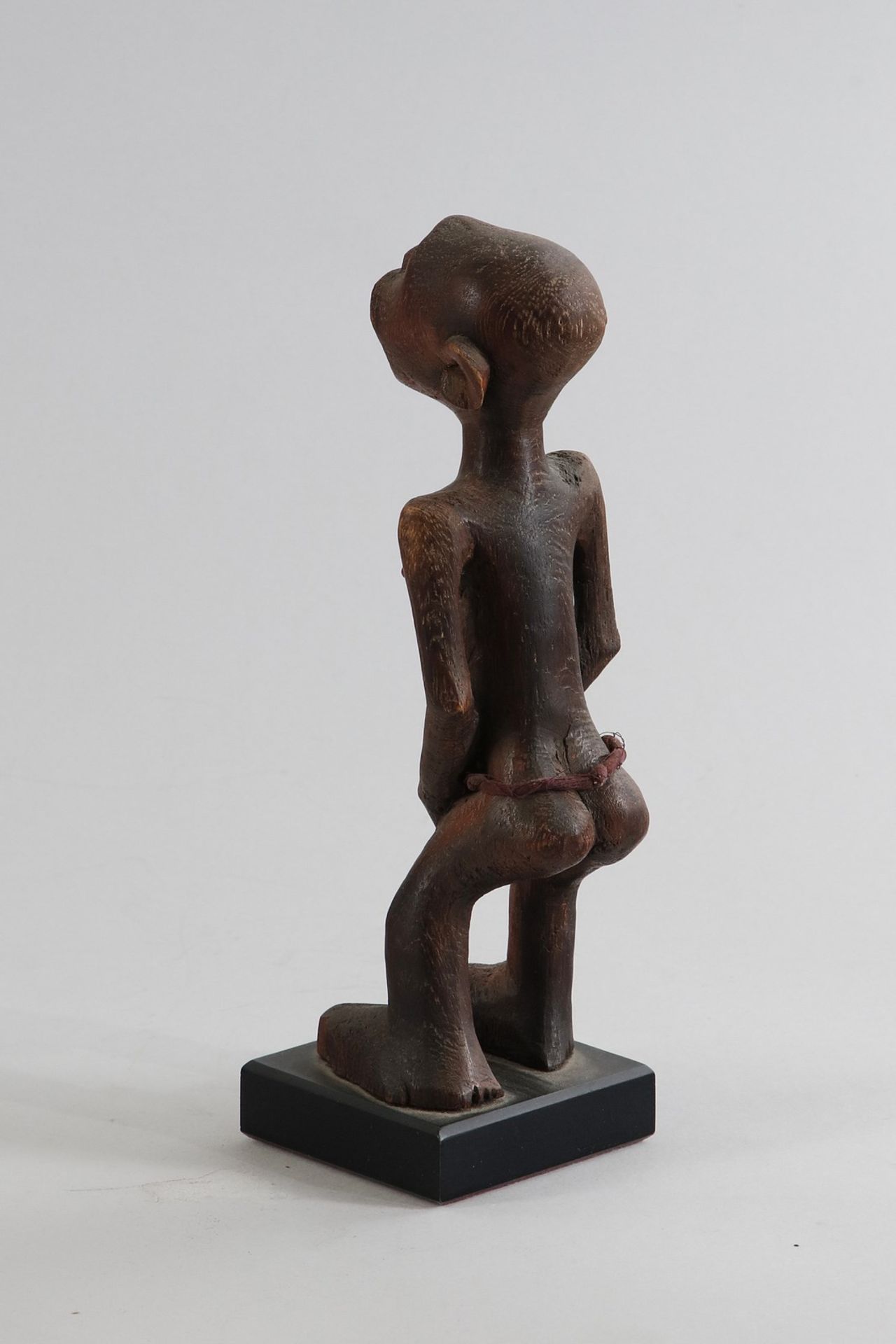 Arte africana A wooden sculpture of a standing woman Equatorial Africa. - Image 2 of 2