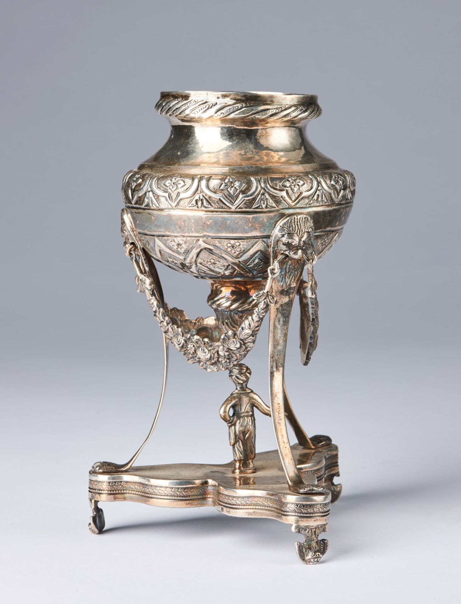 Wunderkammer A silver vessel decorated with Neoclassical motifs Possibly Italy, 18th century . - Image 2 of 3