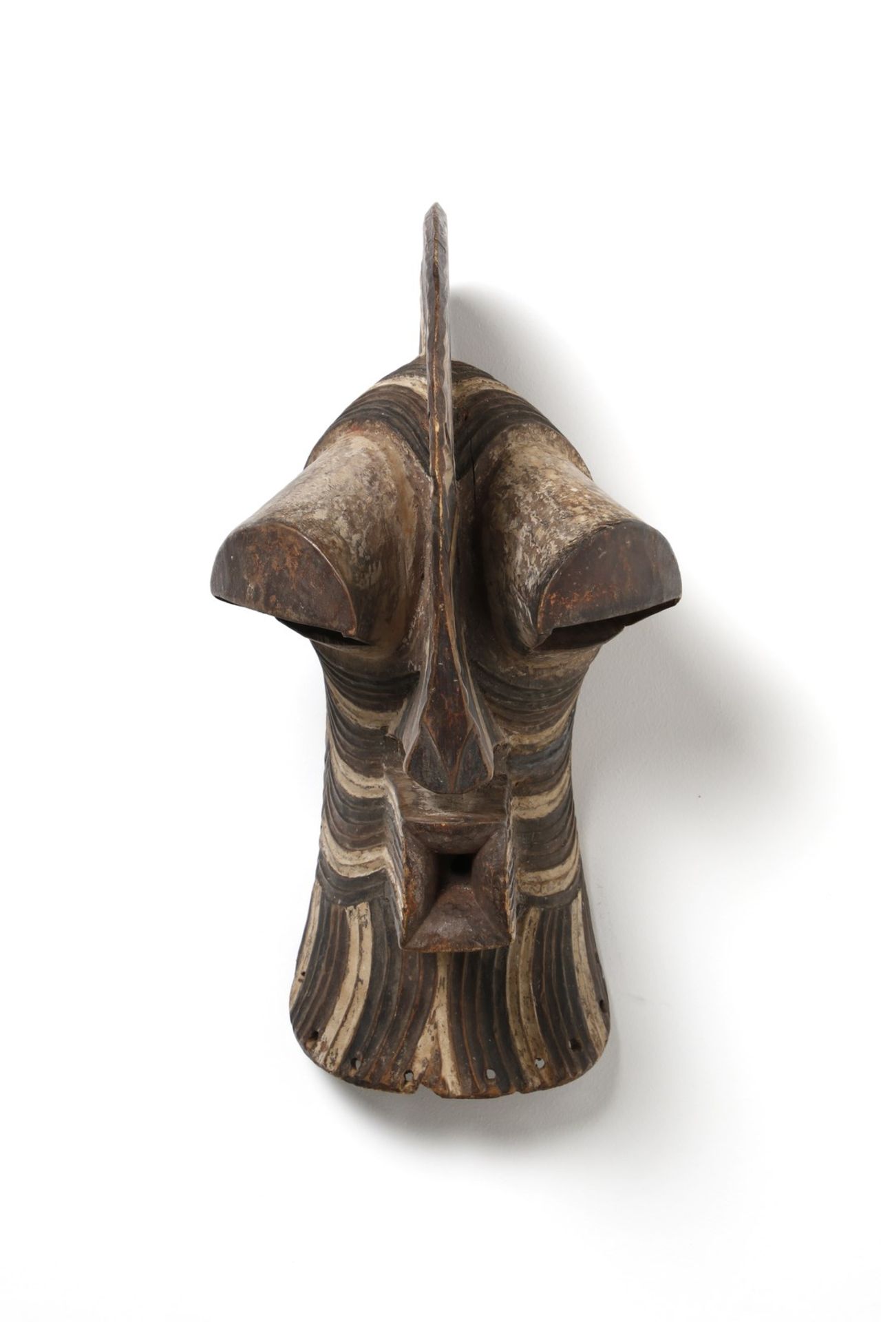 Arte africana A monumental Kifwebe Mask, SongyeD. R. of the Congo. - Image 2 of 4