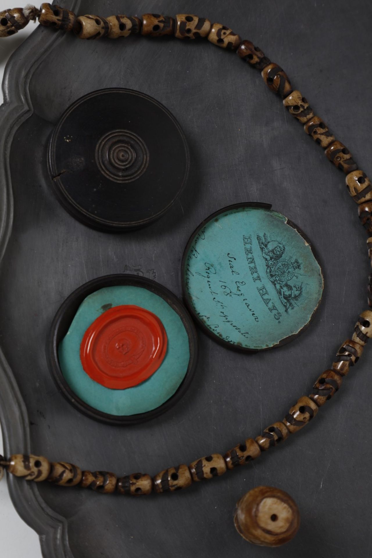 Wunderkammer Tray with small memento mori skulls and other objectsEurope. - Bild 2 aus 3