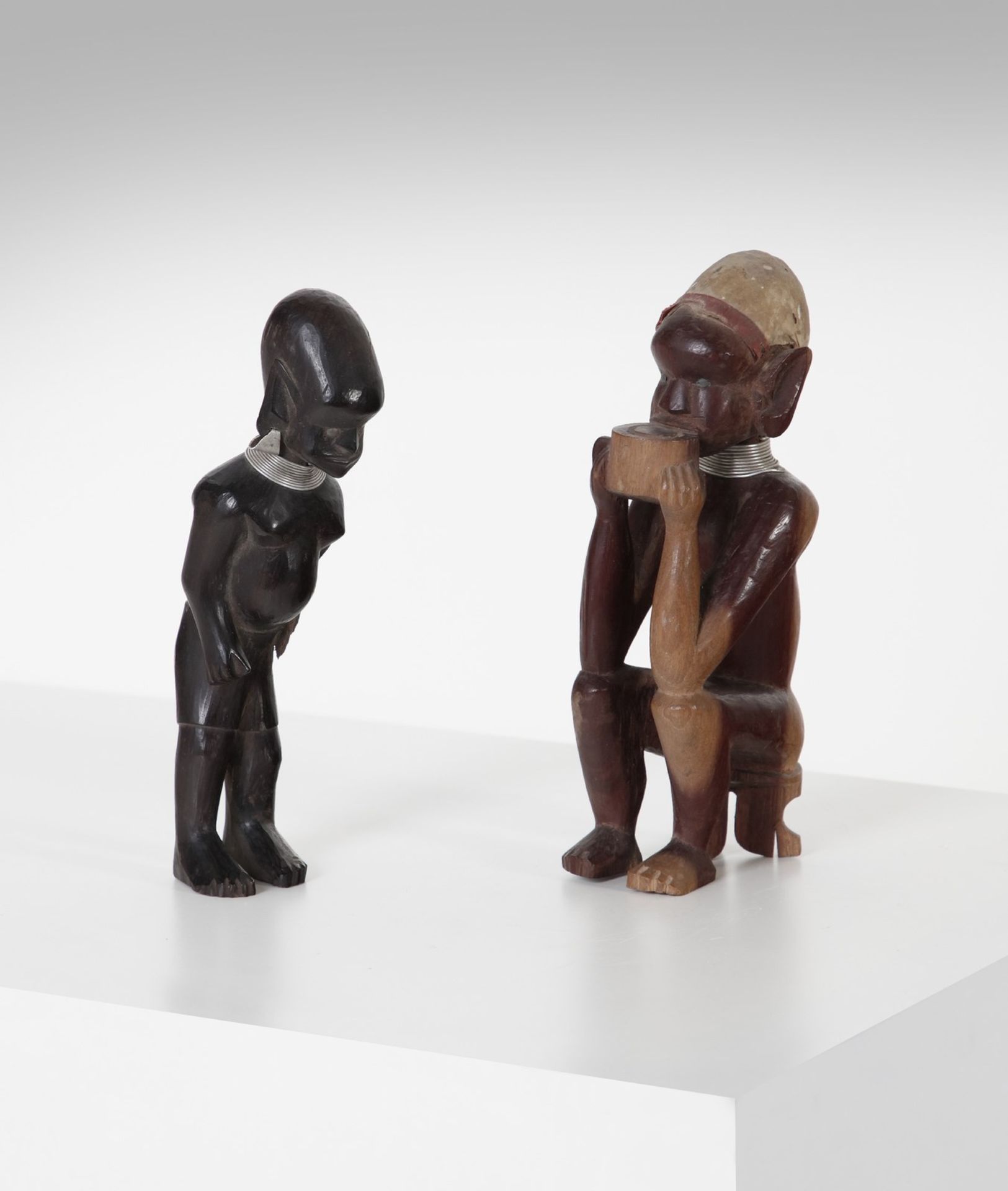 Arte africana Two ebony wooden female figures Central Africa (?) .