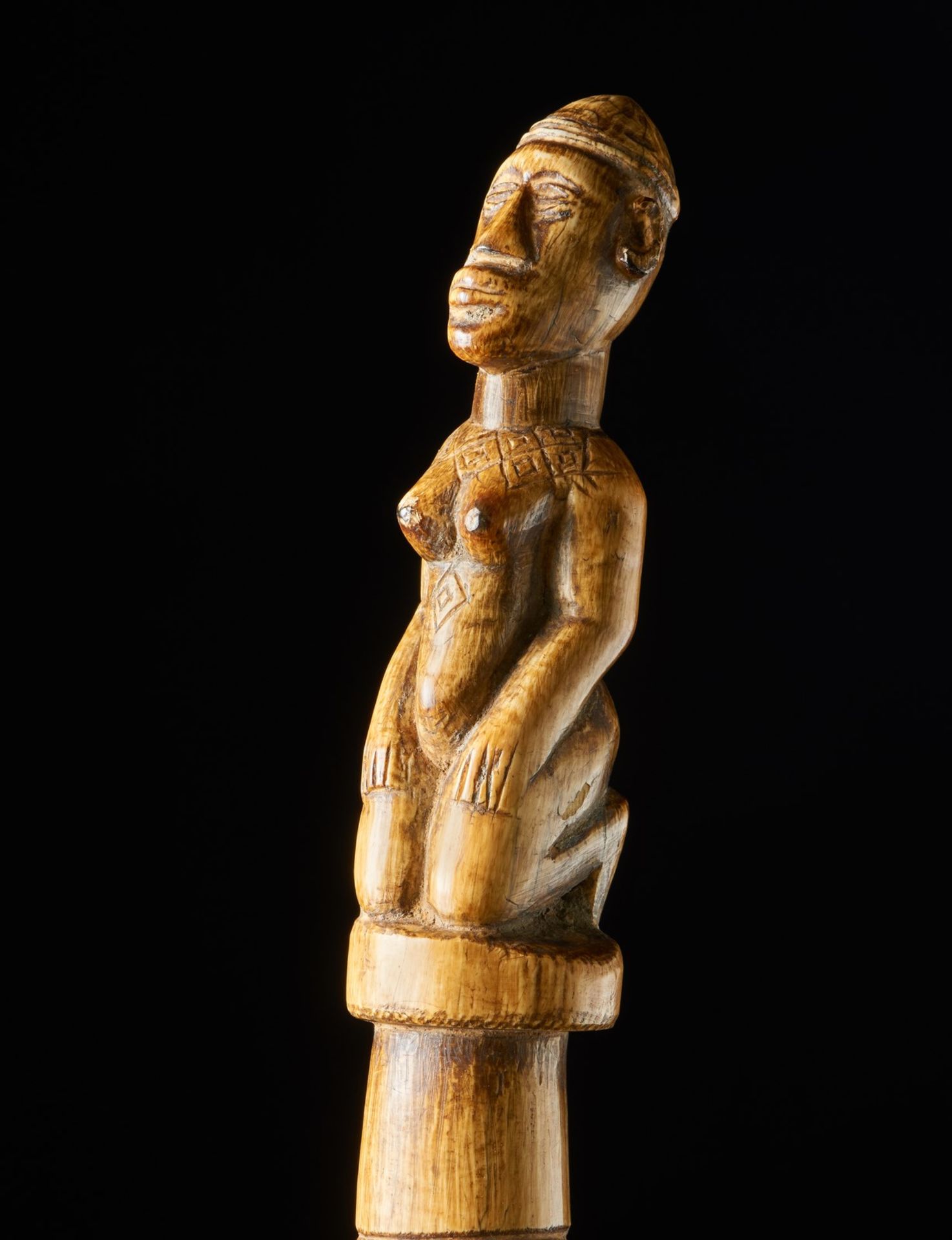 Arte africana A fine oliphant with antropomorphic carving, Yoruba (?)Nigeria. - Image 5 of 7