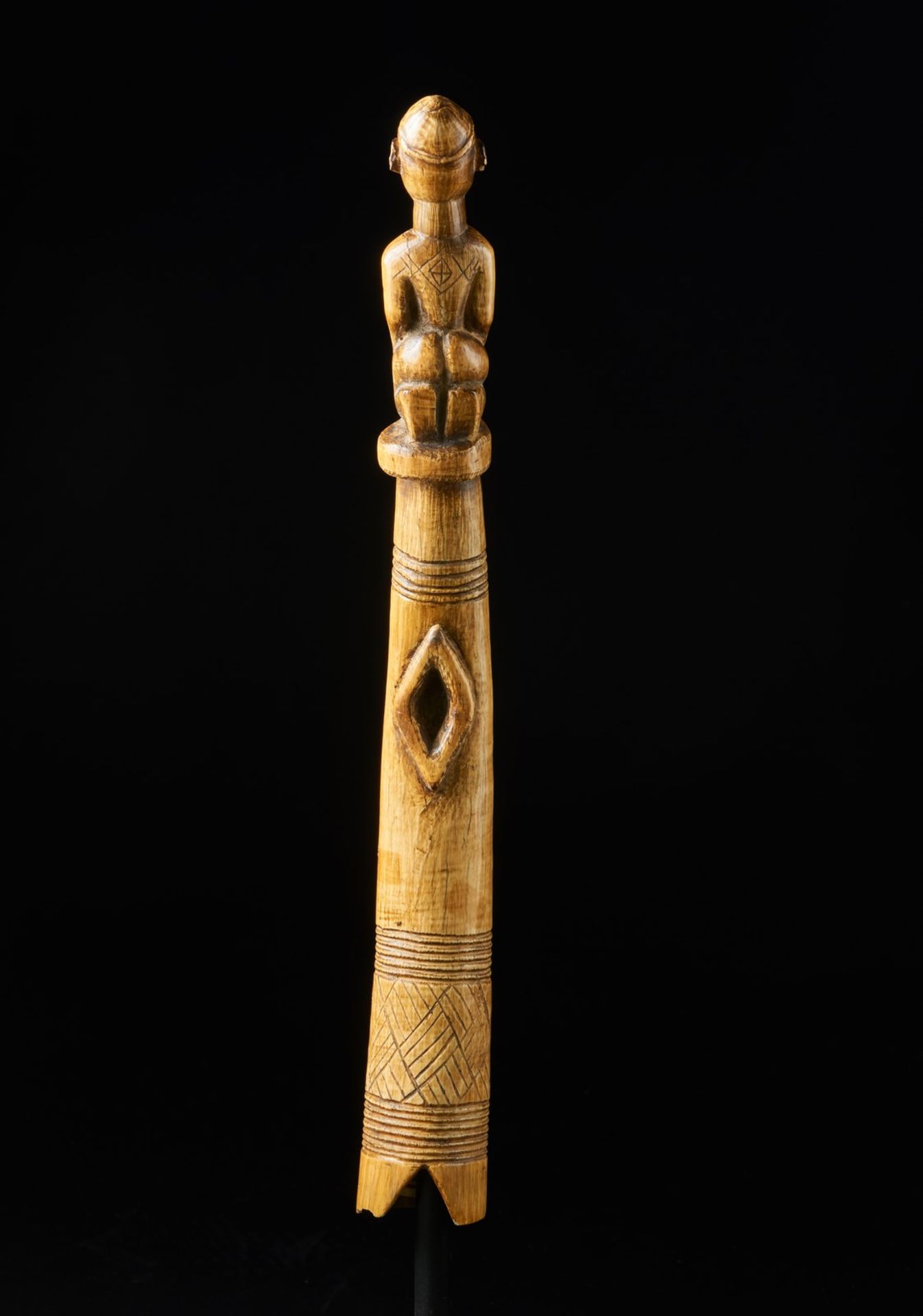 Arte africana A fine oliphant with antropomorphic carving, Yoruba (?)Nigeria. - Image 3 of 7