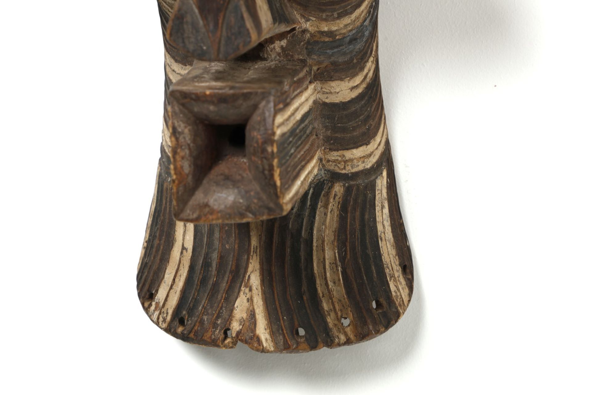 Arte africana A monumental Kifwebe Mask, SongyeD. R. of the Congo. - Image 3 of 4