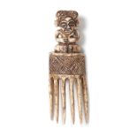 Arte africana Ivory comb with figure, Kuba (?)Dem. Rep. Congo.