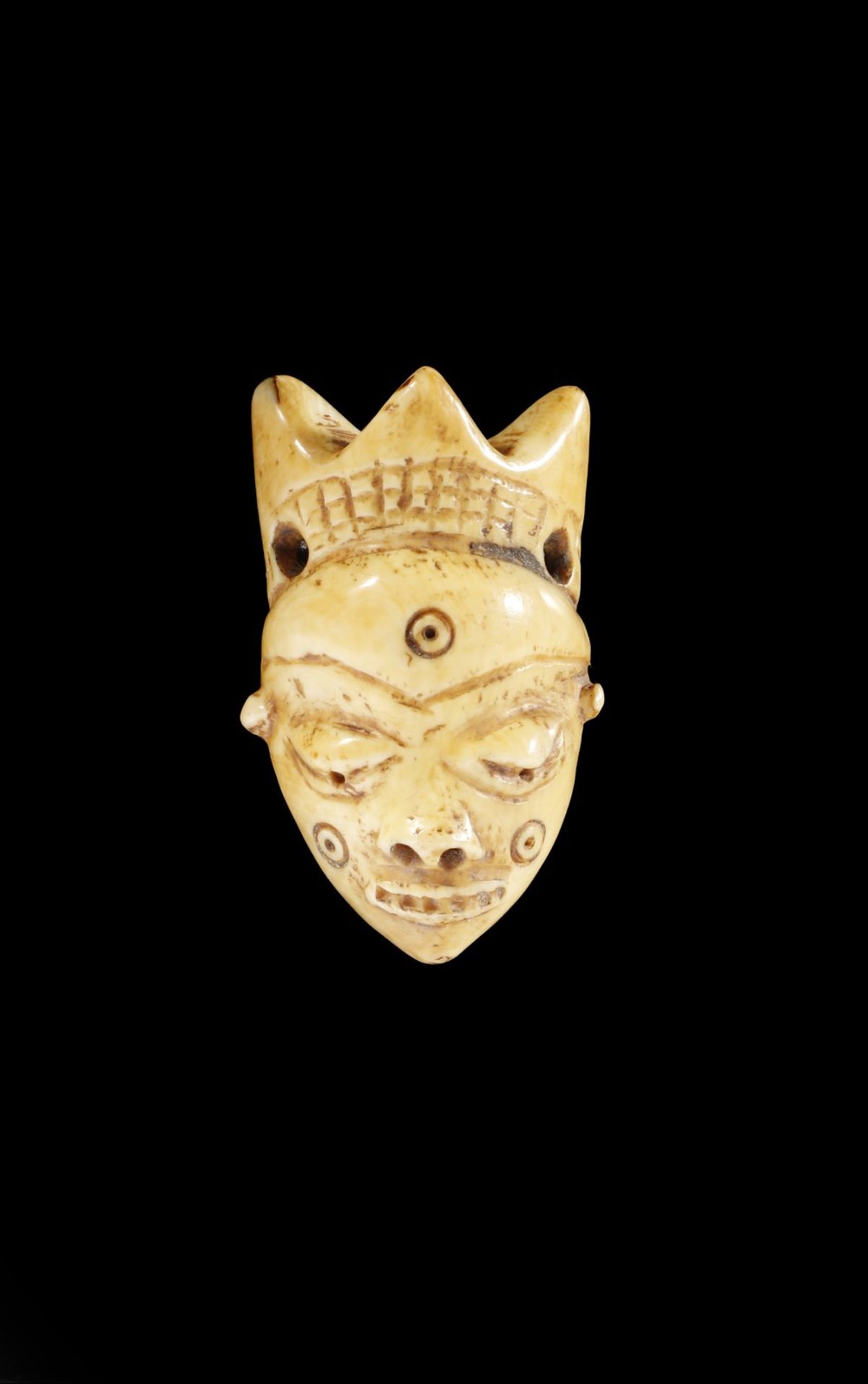 Arte africana An ivory pendant mask, PendeRep. Dem.Congo.