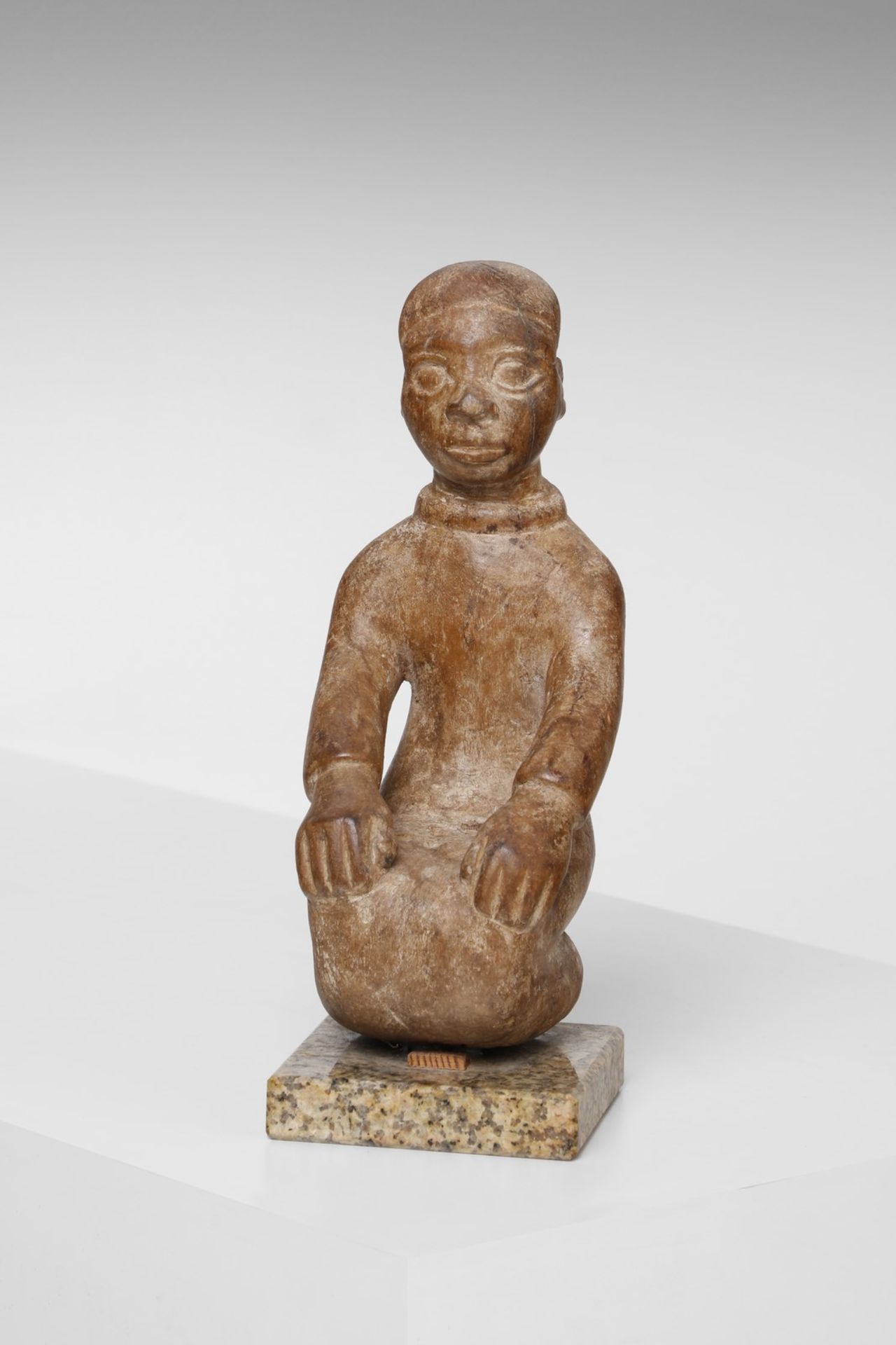 Arte africana Kneeling Man, Yombe (?)Democratic Rep. Congo.