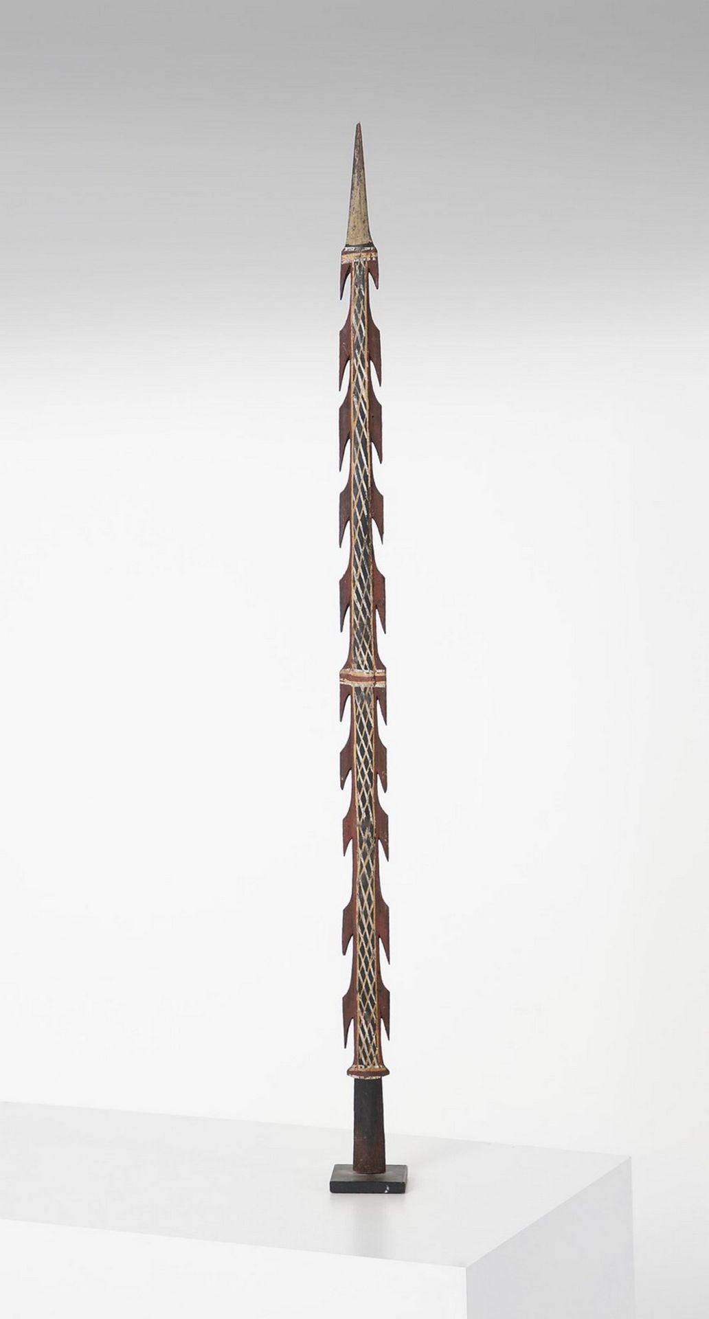 Arte africana A polychrome wooden ritual staff.