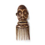 Arte africana Pwo ivory comb, ChokweAngola.