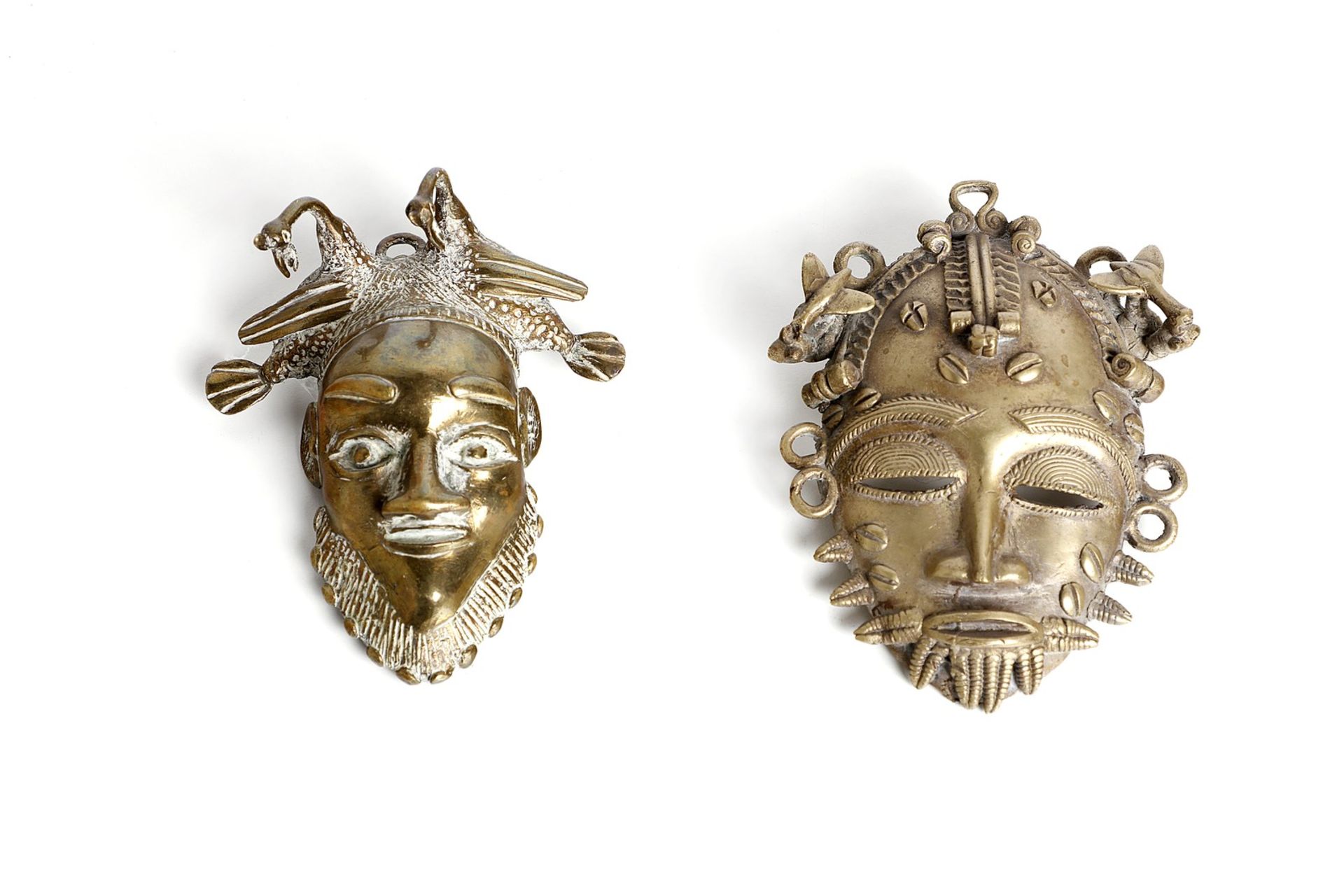 Arte africana Two bronze passport masks, BamounCameroon.