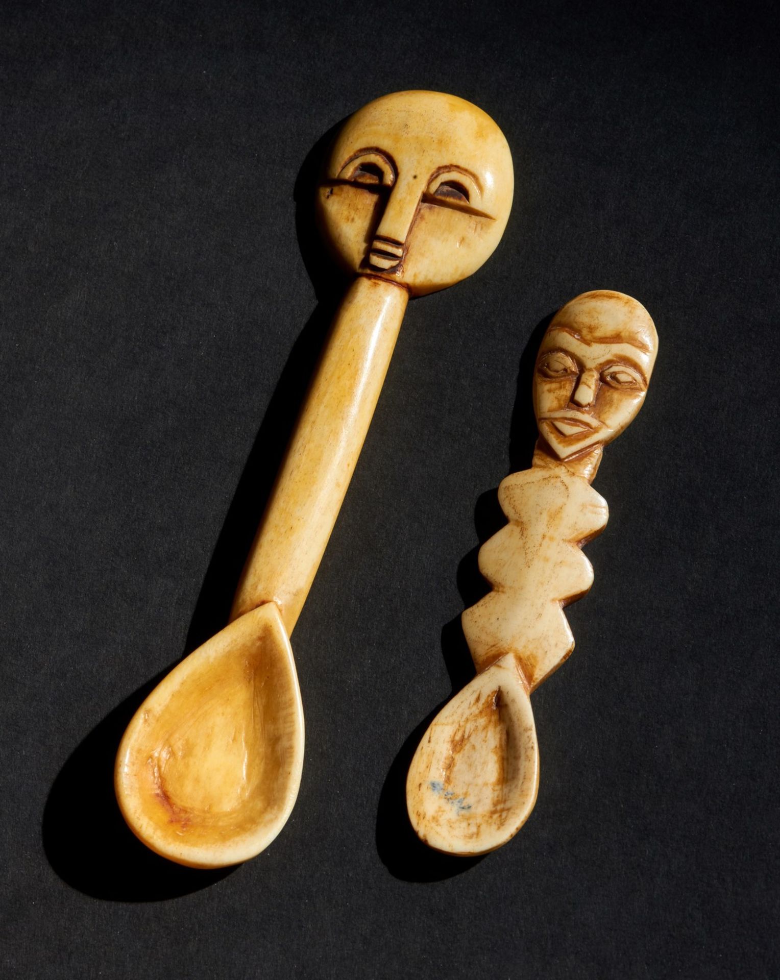 Arte africana Two fine polished ivory spoons, Pende (?)Dem. Rep. Congo.